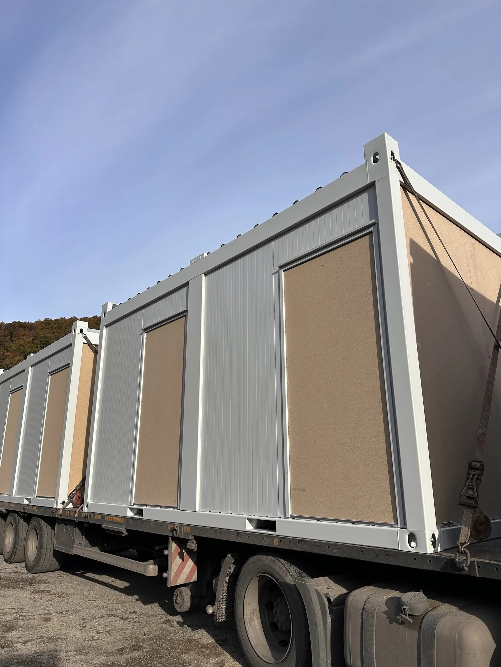 Beiger Verteidigungscontainer auf einem Anhänger verladen für den Transport