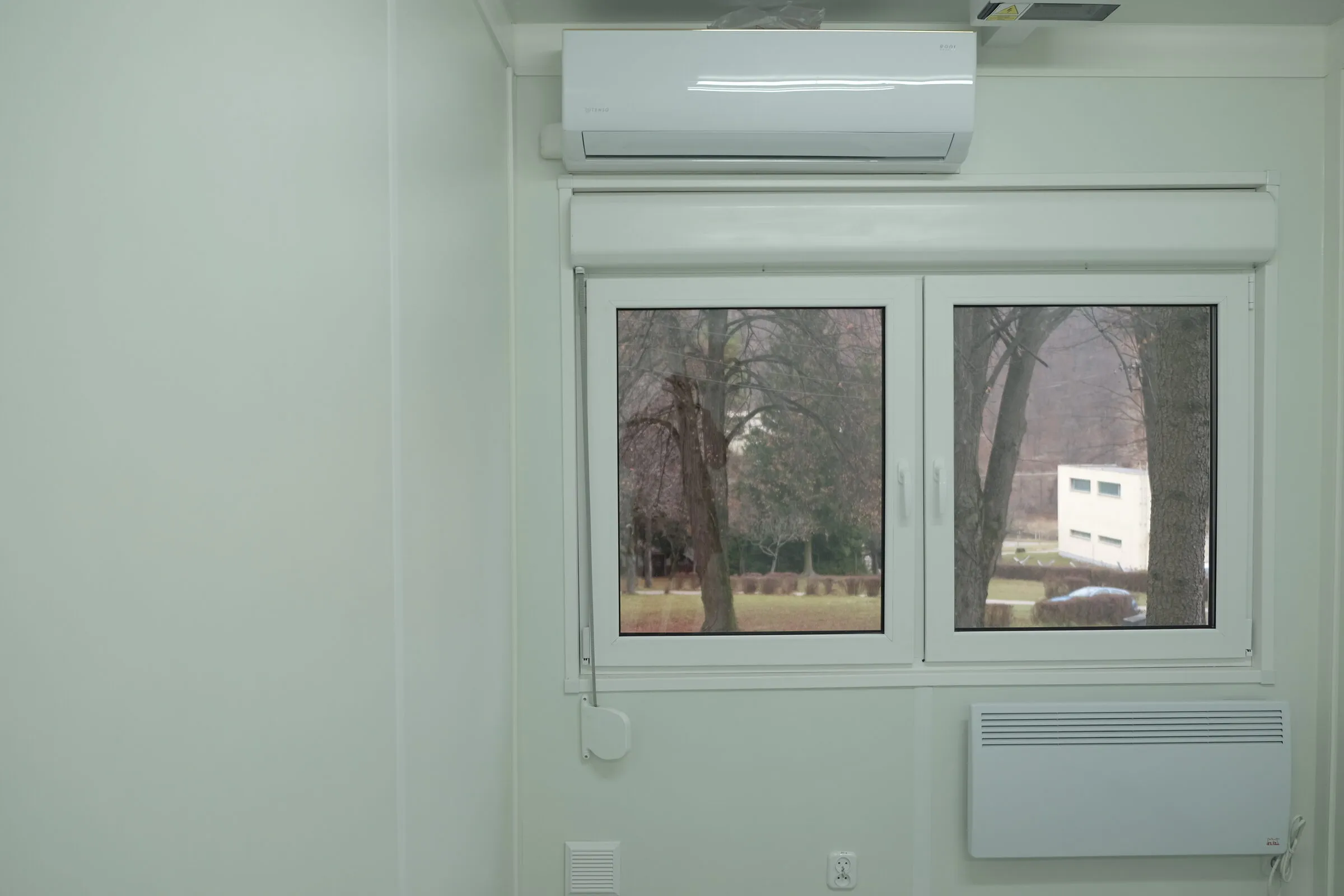 Wall climate unit and window in a module