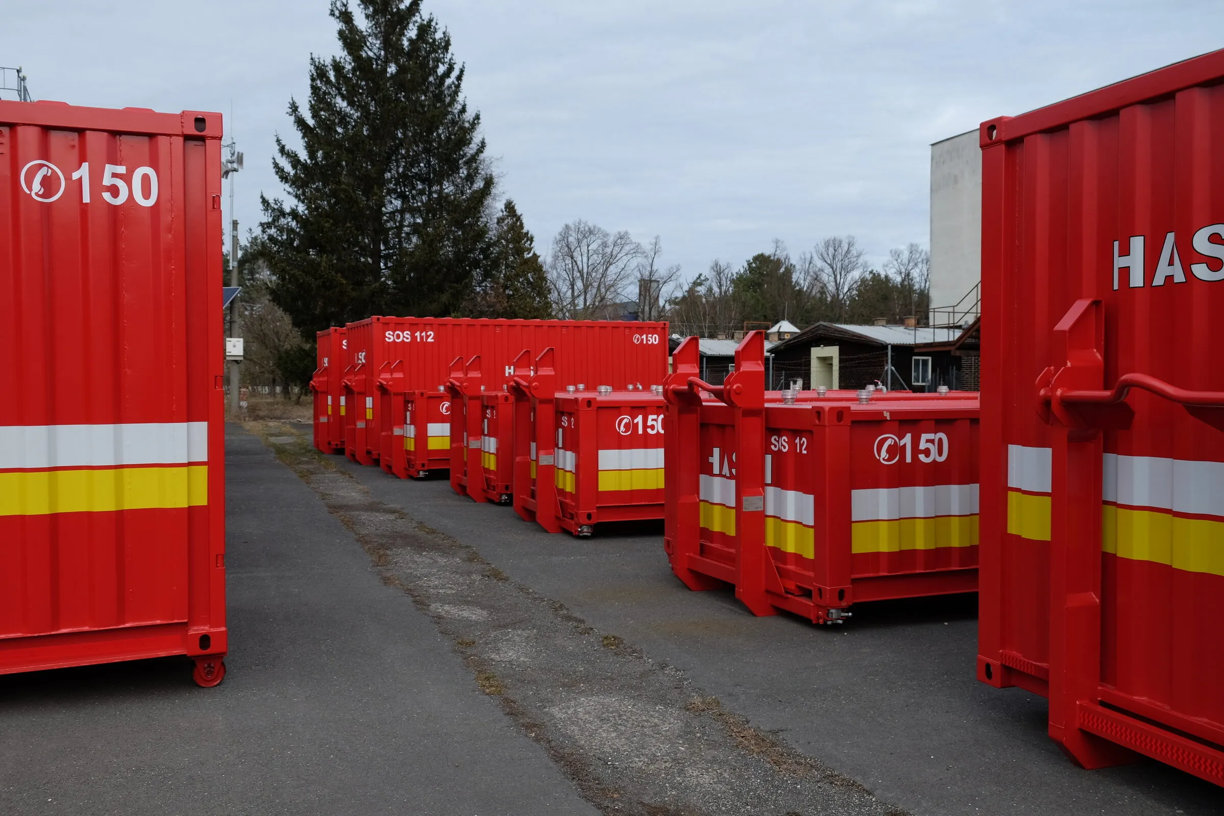 Feuerwehrmodule mit Hakenlift-Rahmen und Reflexstreifen, entlang der Reihe gesehen
