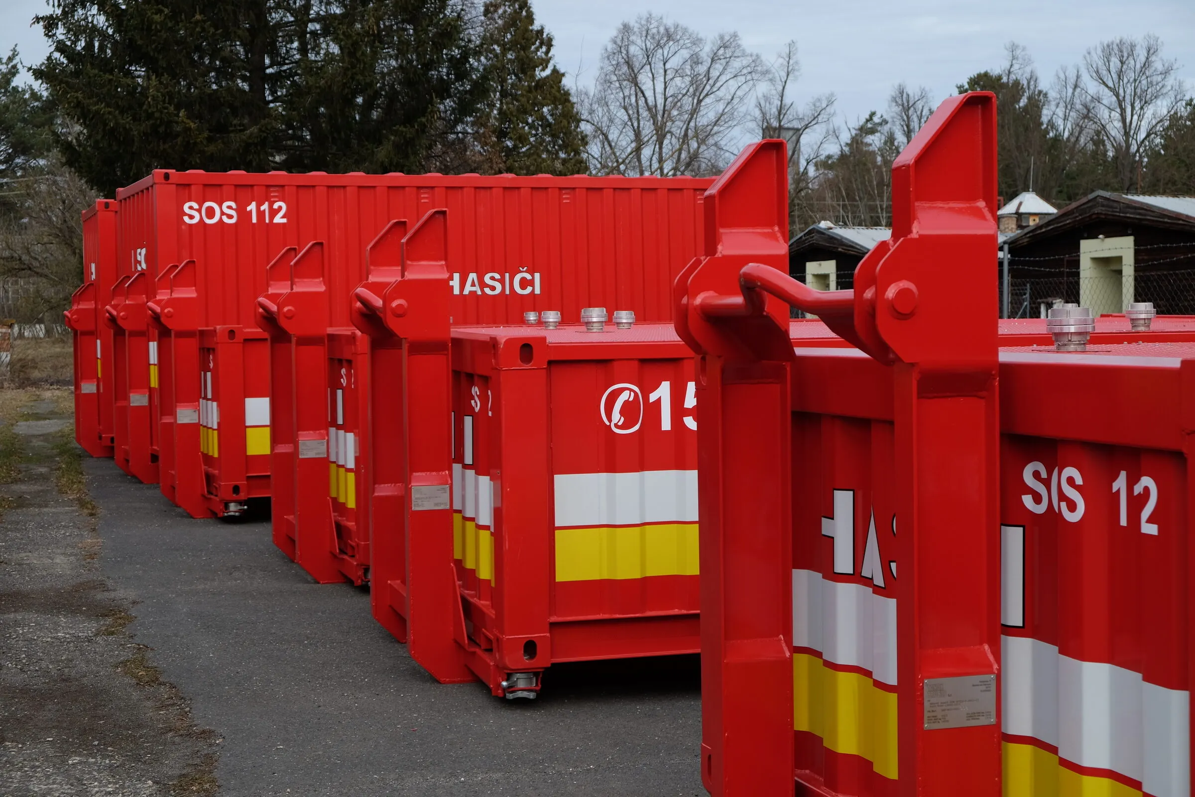 Hakenlift-Bügel und Hubrahmen an einem Feuerwehrmodul, Nahansicht