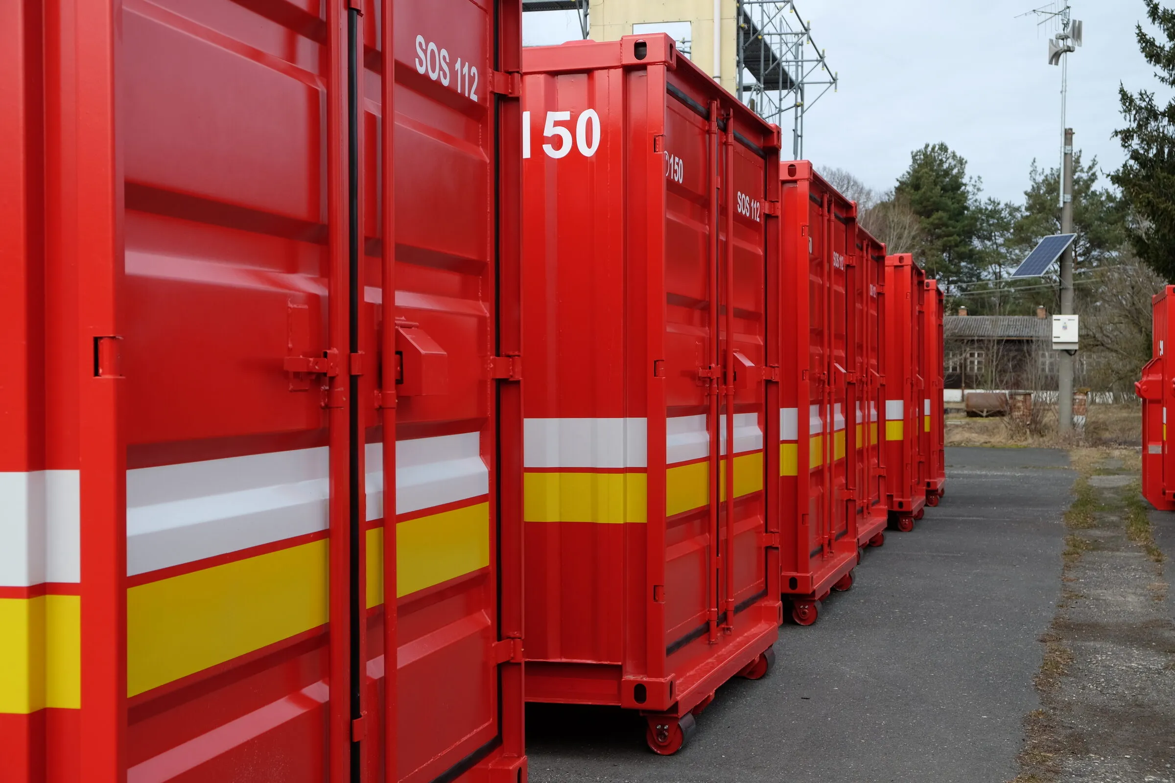 Verriegelungsstangen an den Stirntüren roter Feuerwehrmodule