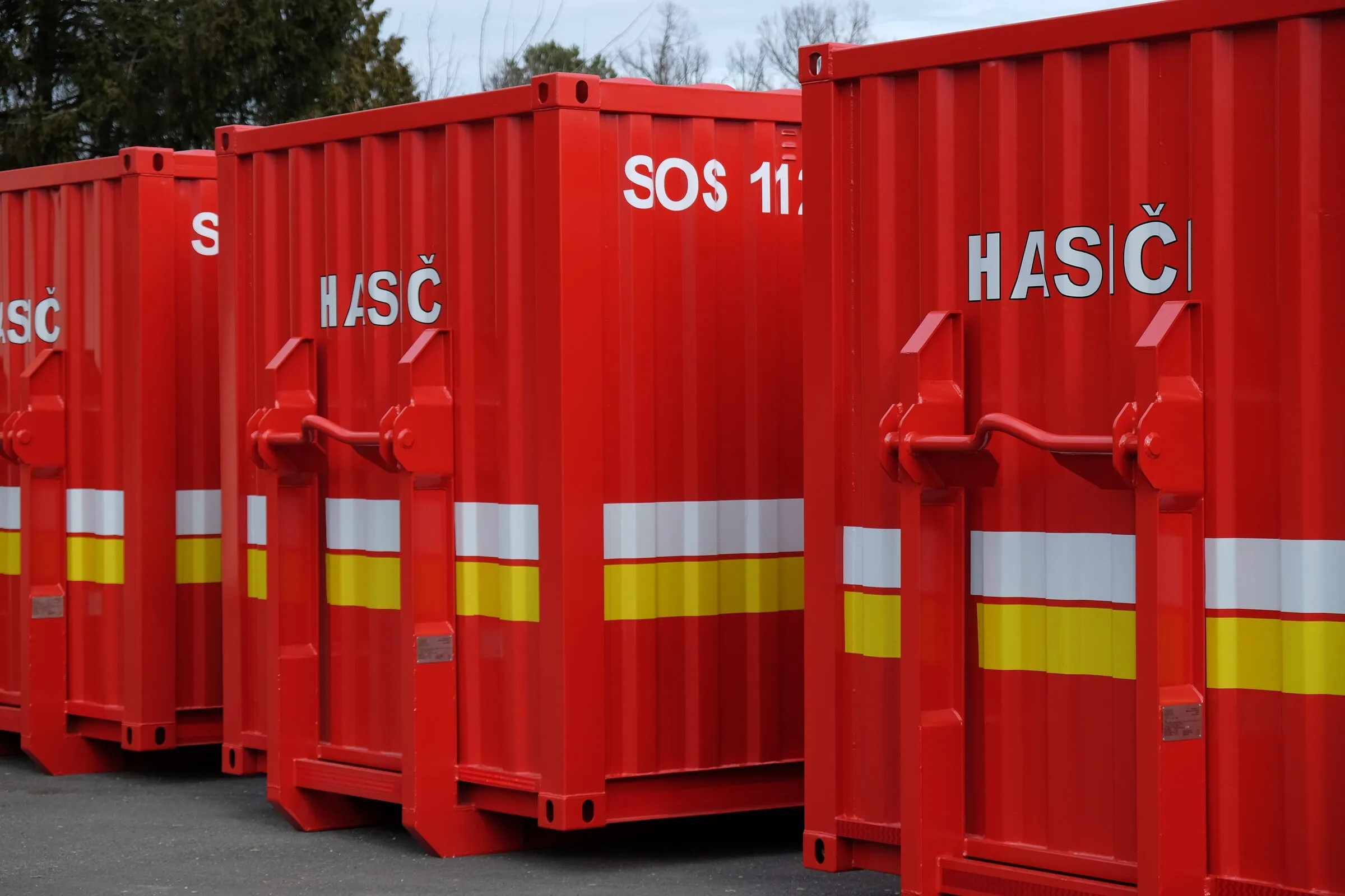 Stirntüren und Hakenlift-Rahmen von drei Feuerwehrmodulen