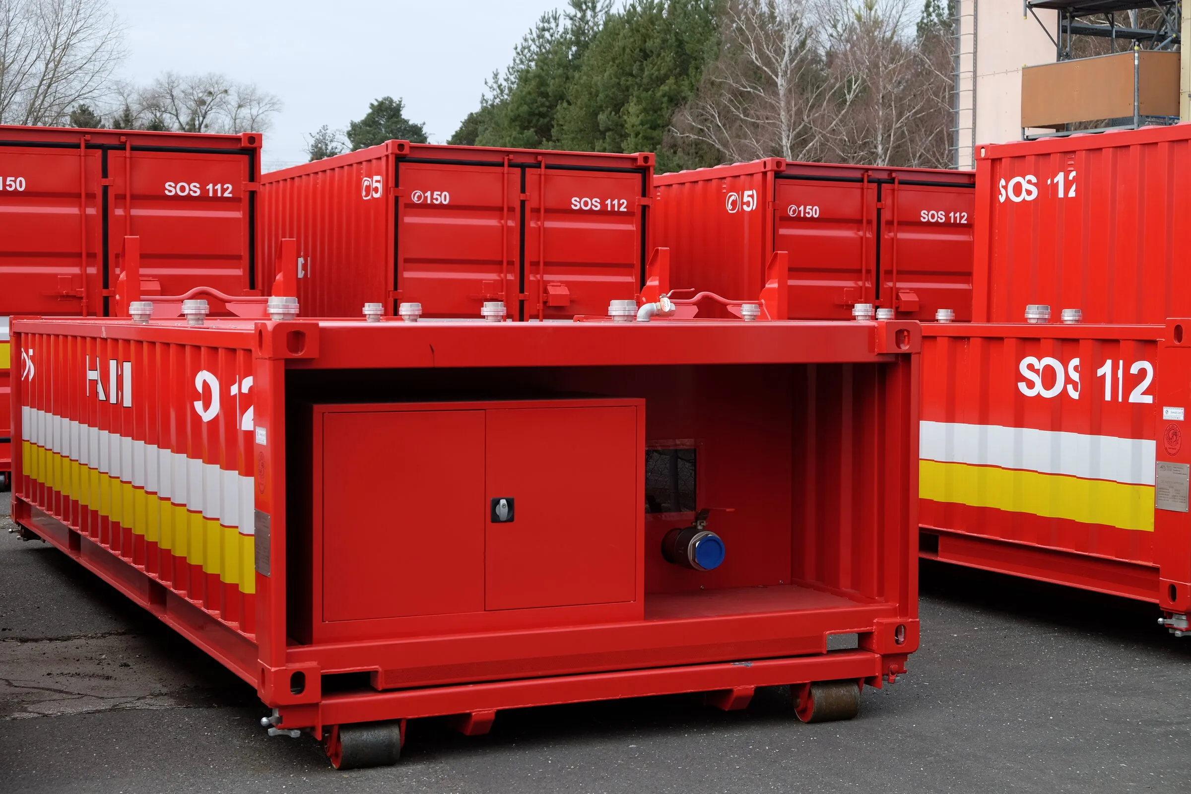 Niedriges Tankmodul mit offenem Servicefach und Kupplung, rote Lackierung