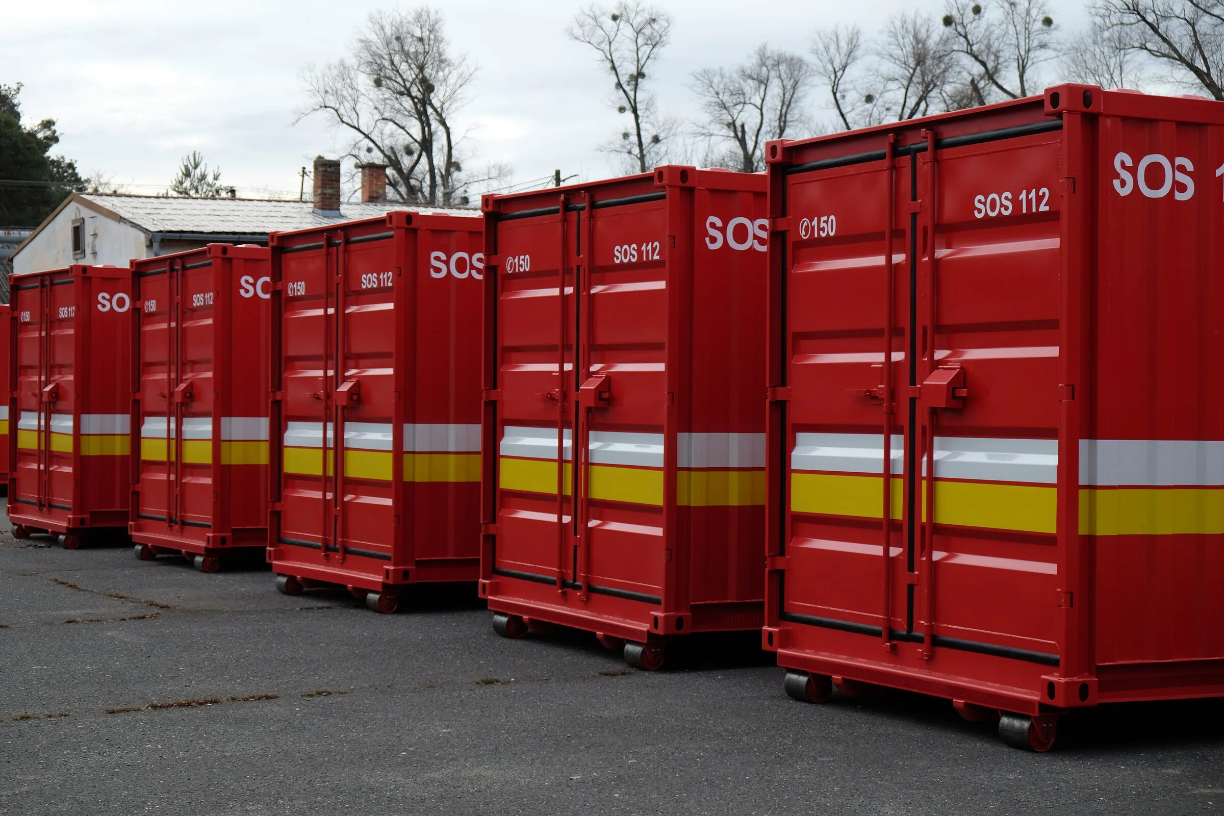 Fünf Feuerwehrmodule auf Rollrahmen, Stirntüren geschlossen