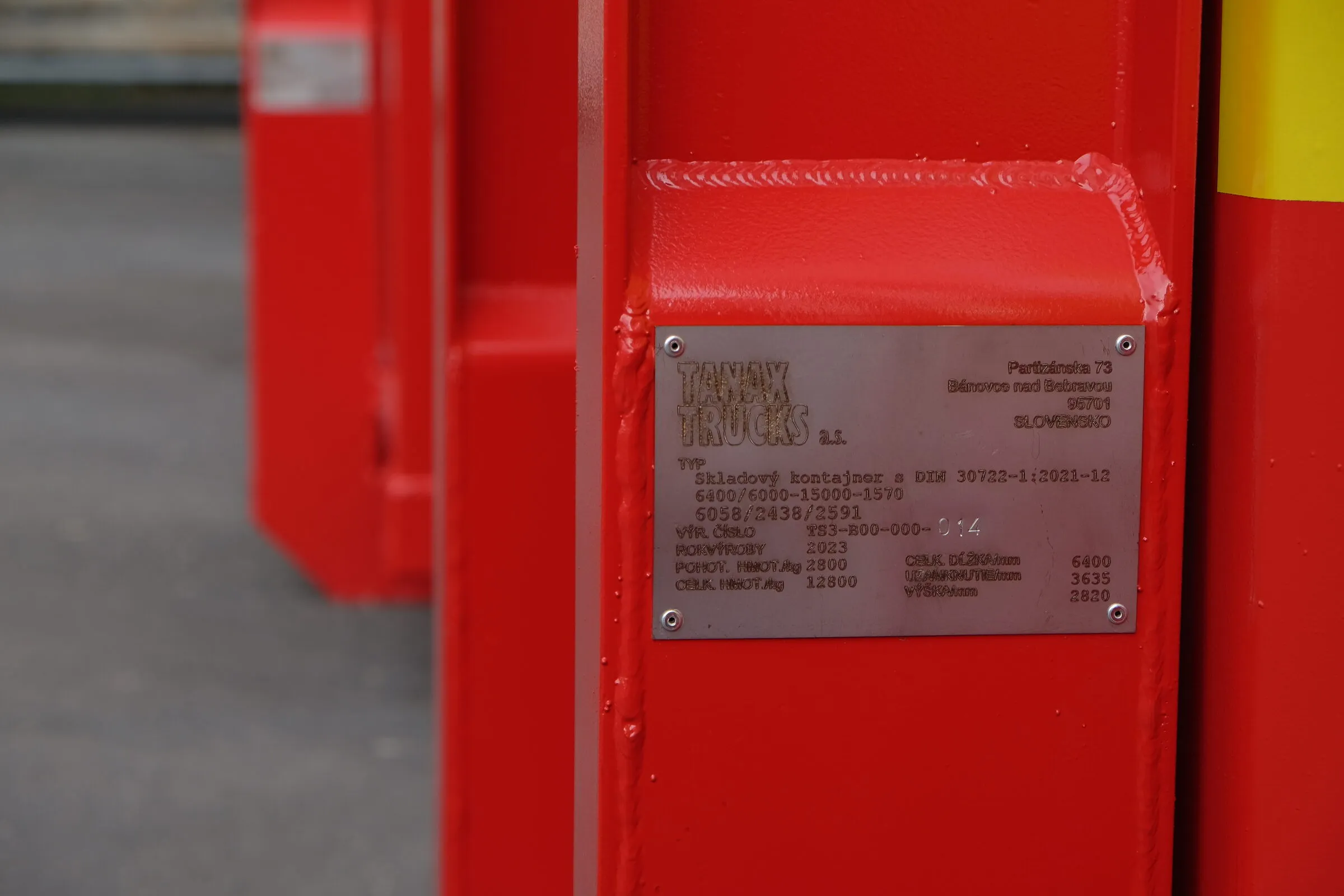 Typenschild des Herstellers, am Eckpfosten eines Feuerwehrmoduls vernietet