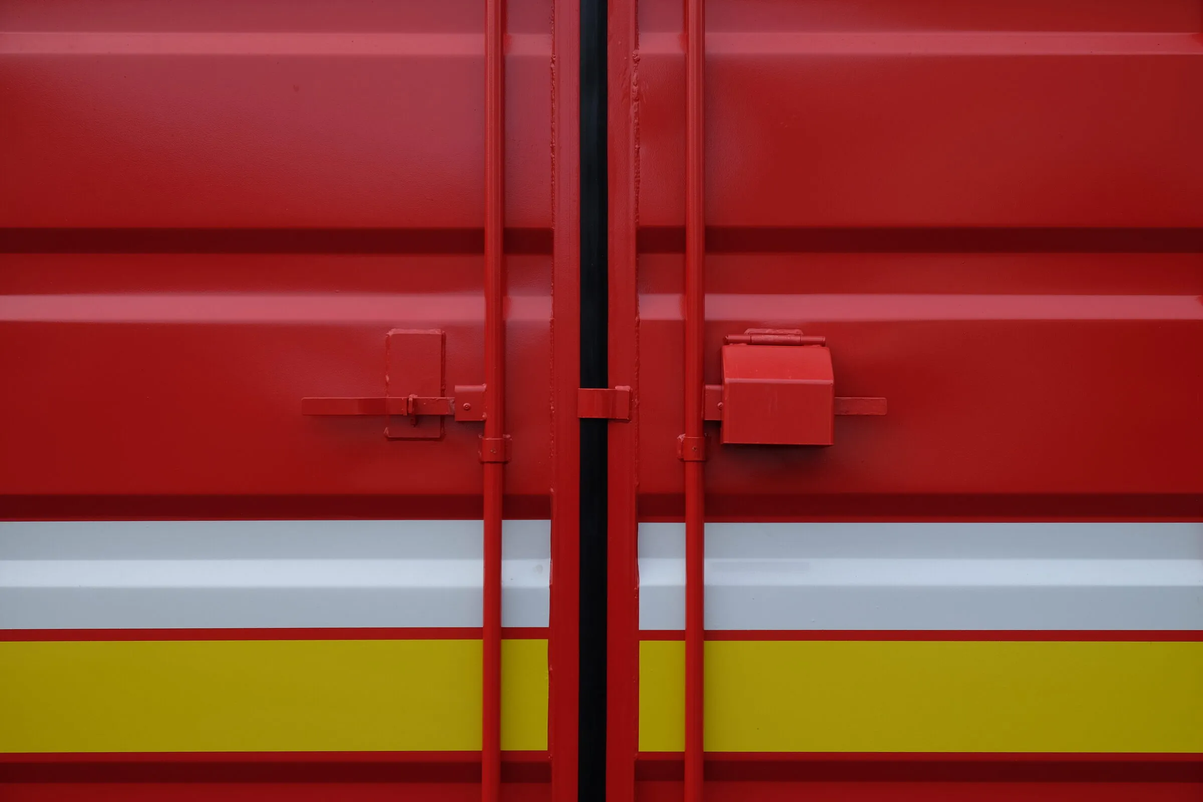 Türverriegelungsbeschlag an einem roten Modul, Detail