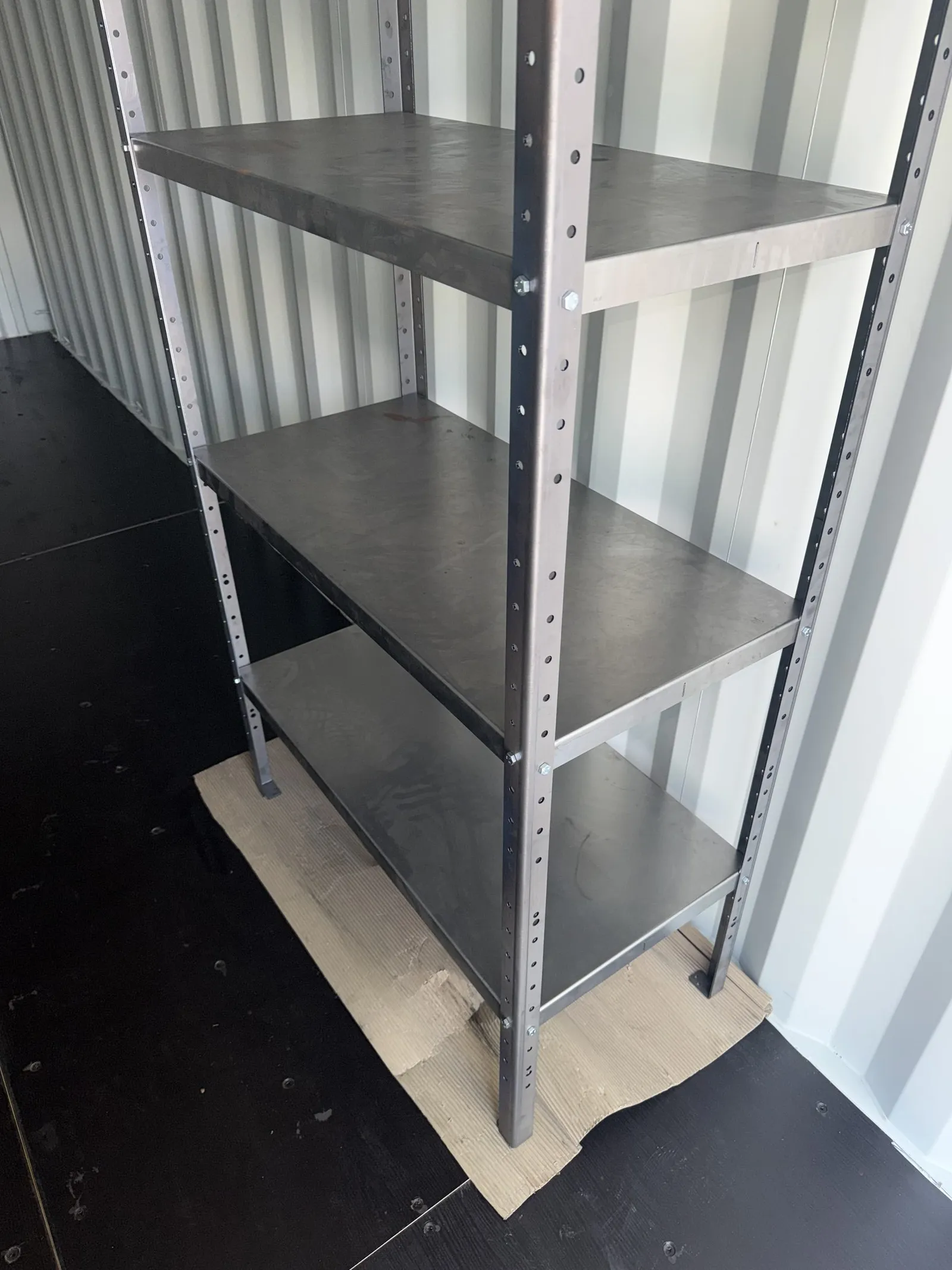 Edelstahlregale im Inneren eines Resort-Servicecontainers
