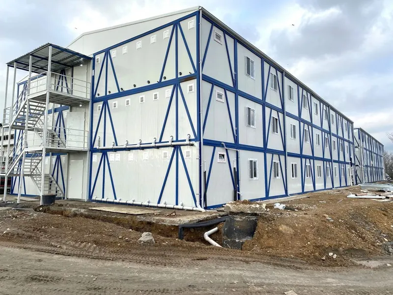Modulgebäudekomplex auf einer Baustelle