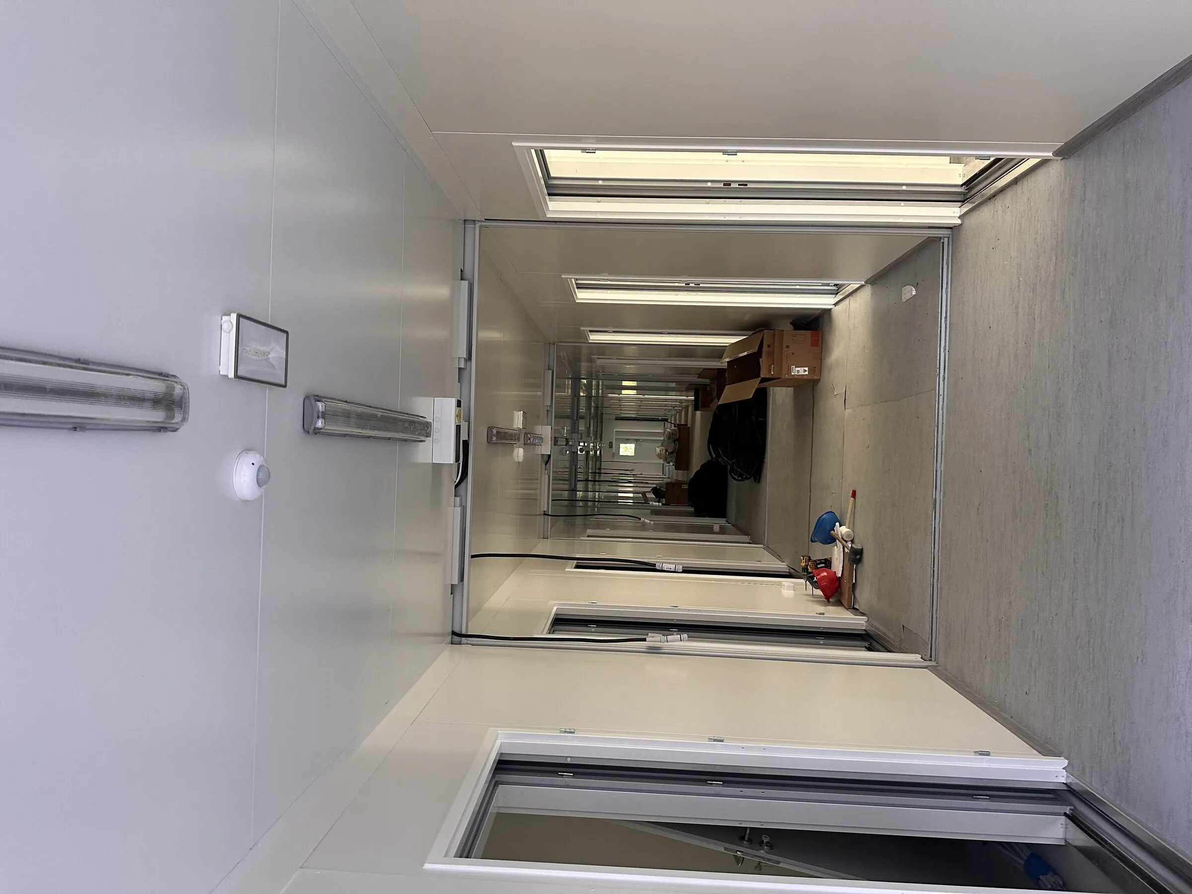 Module de couloir avec portes de communication en cours de construction