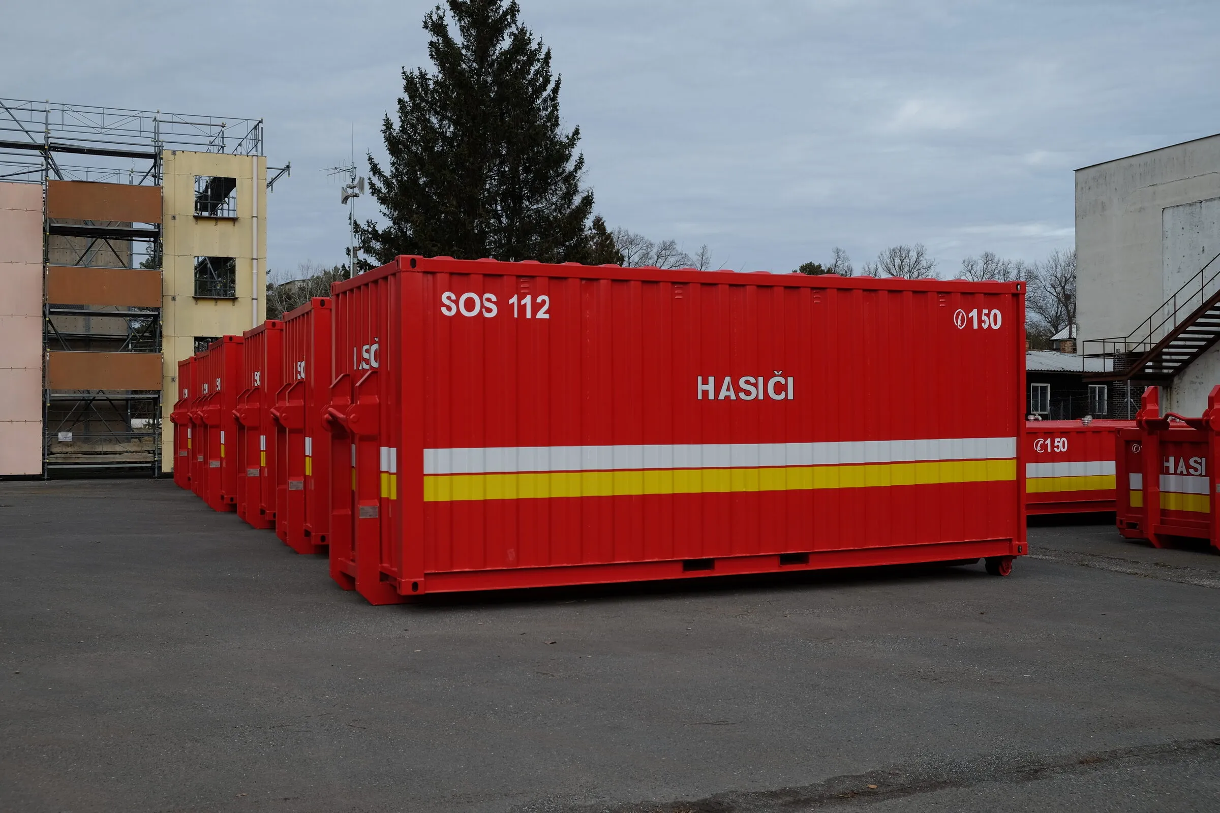 Feuerwehrmodul 20 ft vor einem Übungsturm