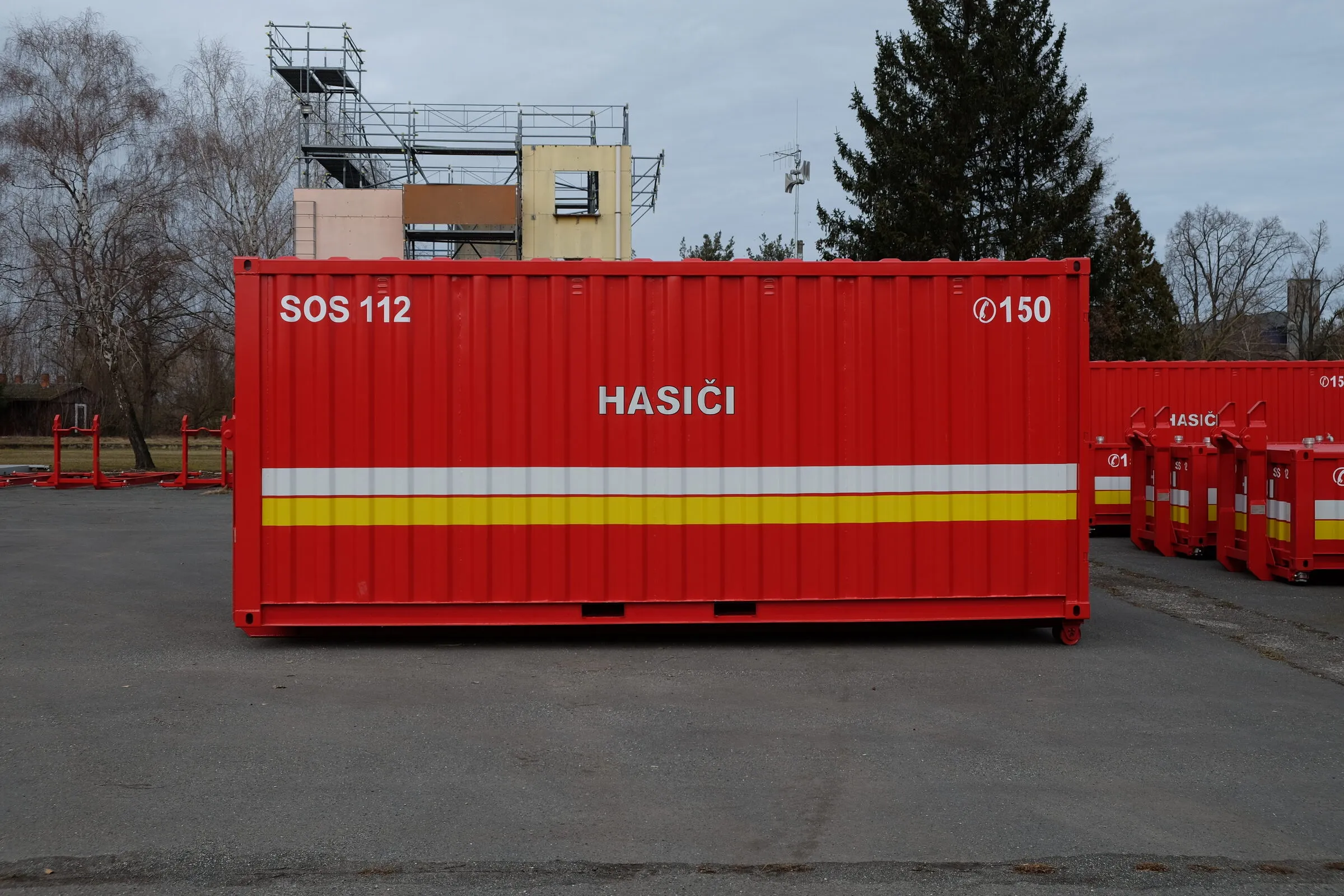 Einzelnes Feuerwehrmodul 20 ft, Seitenansicht, auf einem Depothof
