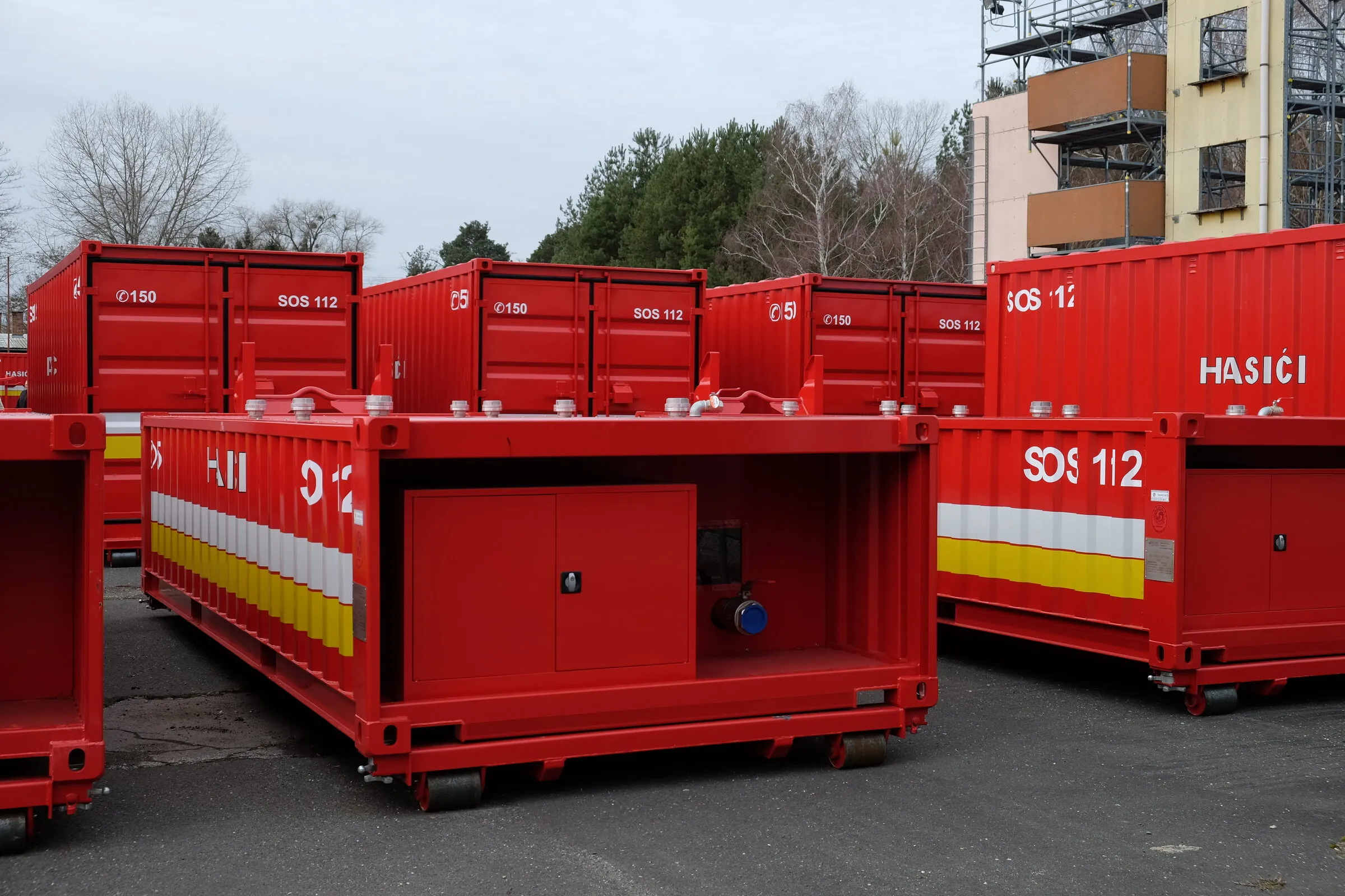 Tankmodul mit geöffnetem Servicefach zwischen Feuerwehrmodulen
