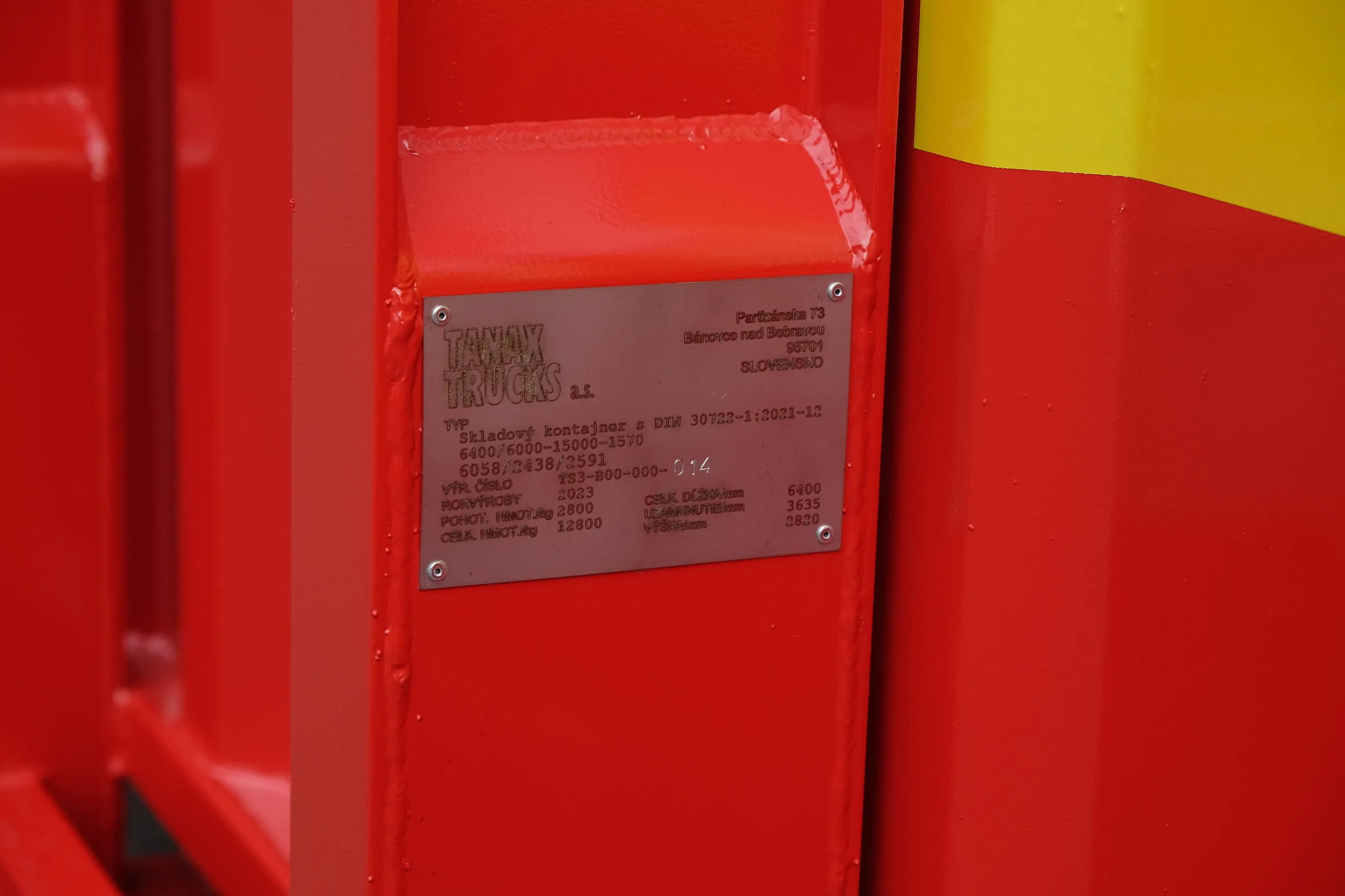 Typenschild des Herstellers am Eckpfosten eines Feuerwehrmoduls