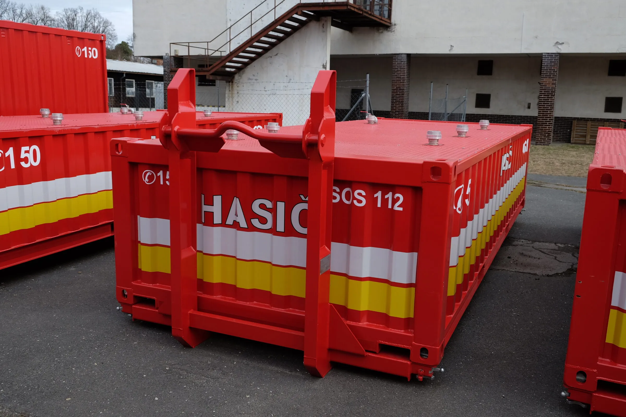 Hakenlift-Tankmodul mit eingeklapptem Hubrahmen, rote Lackierung