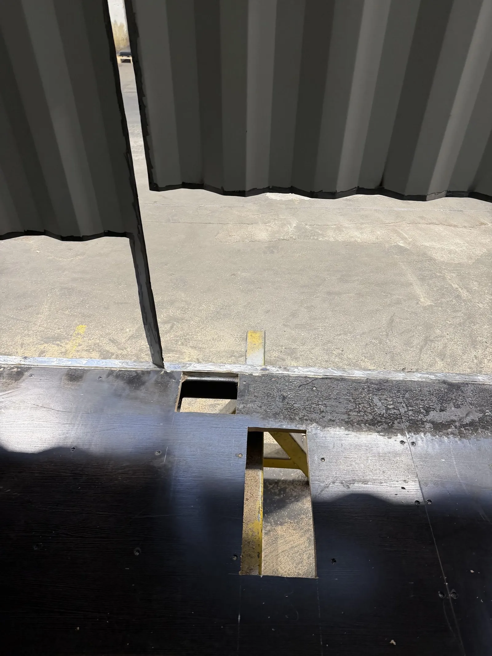 Bodendetail im Inneren eines schwarzen Brandübungscontainers