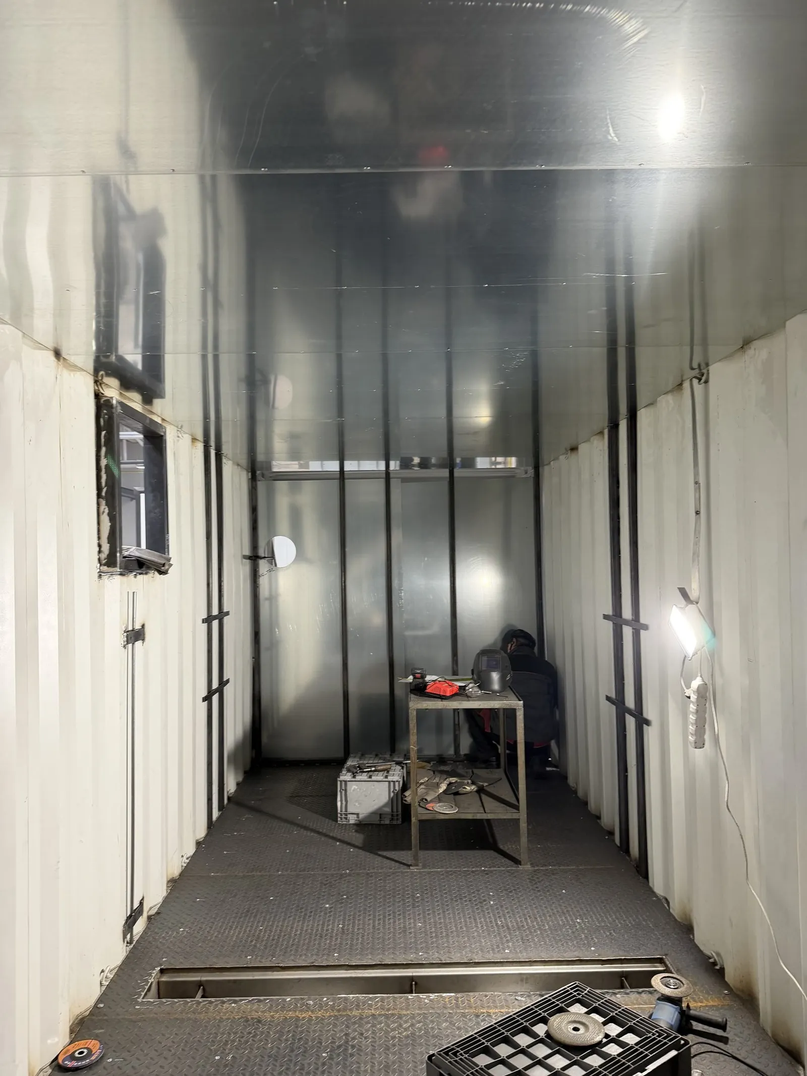Innenraum eines schwarzen Realbrand-Übungscontainers