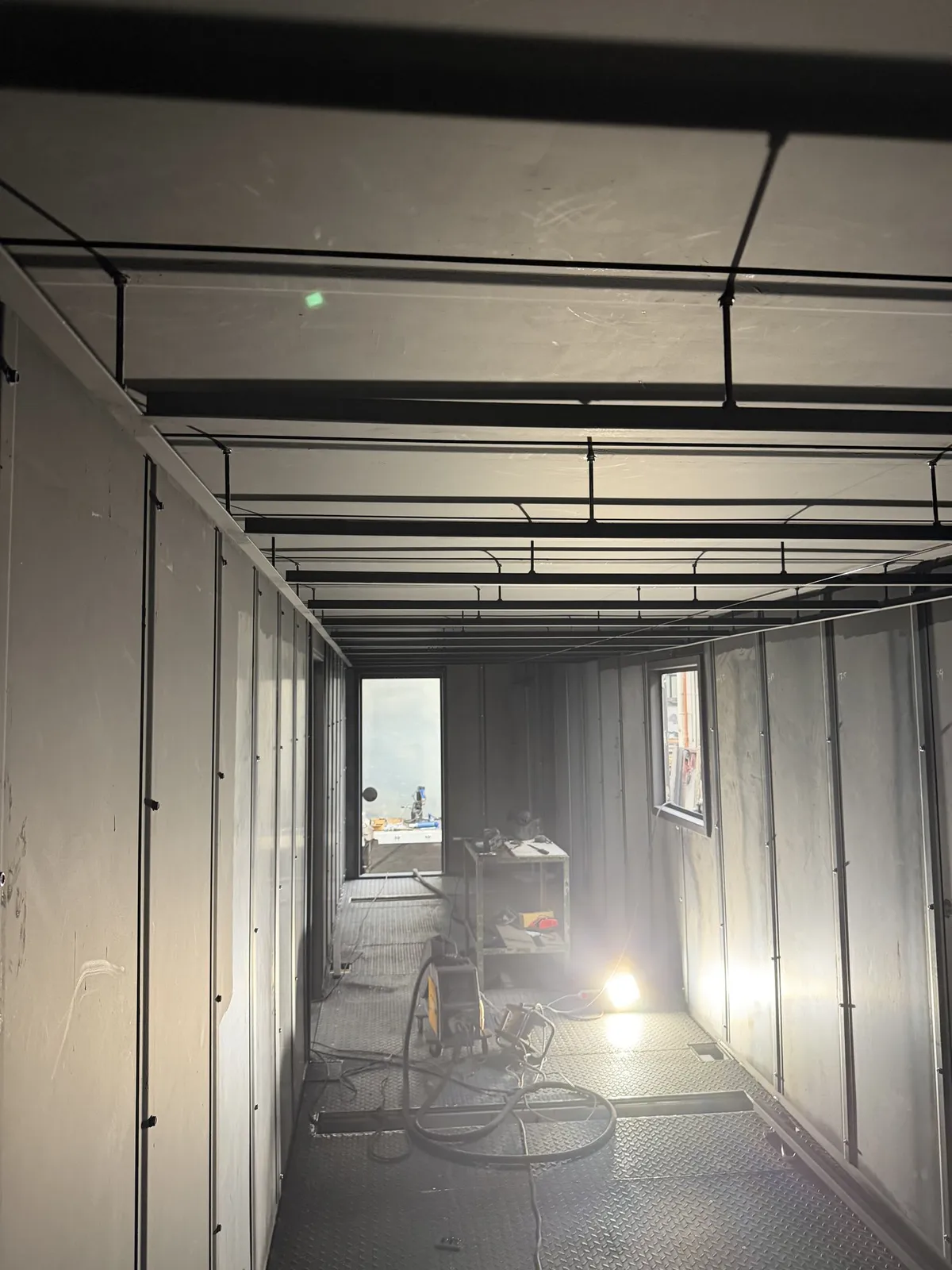 Couloir intérieur d'un conteneur d'entraînement pendant la production