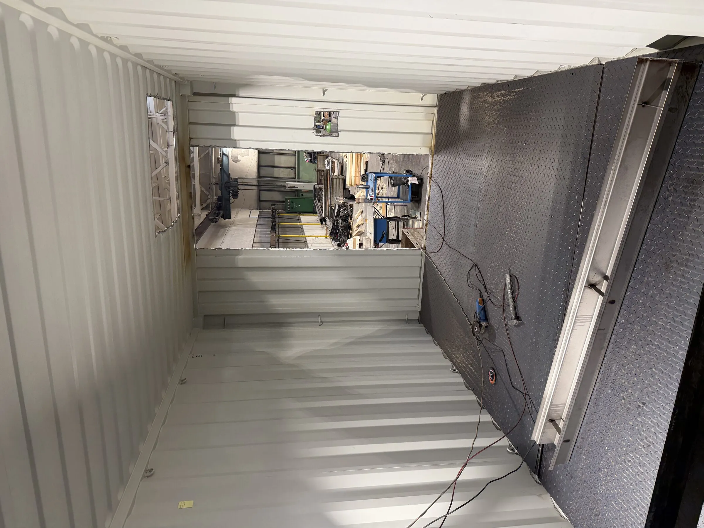 Plancher en tôle larmée dans un module d'entraînement