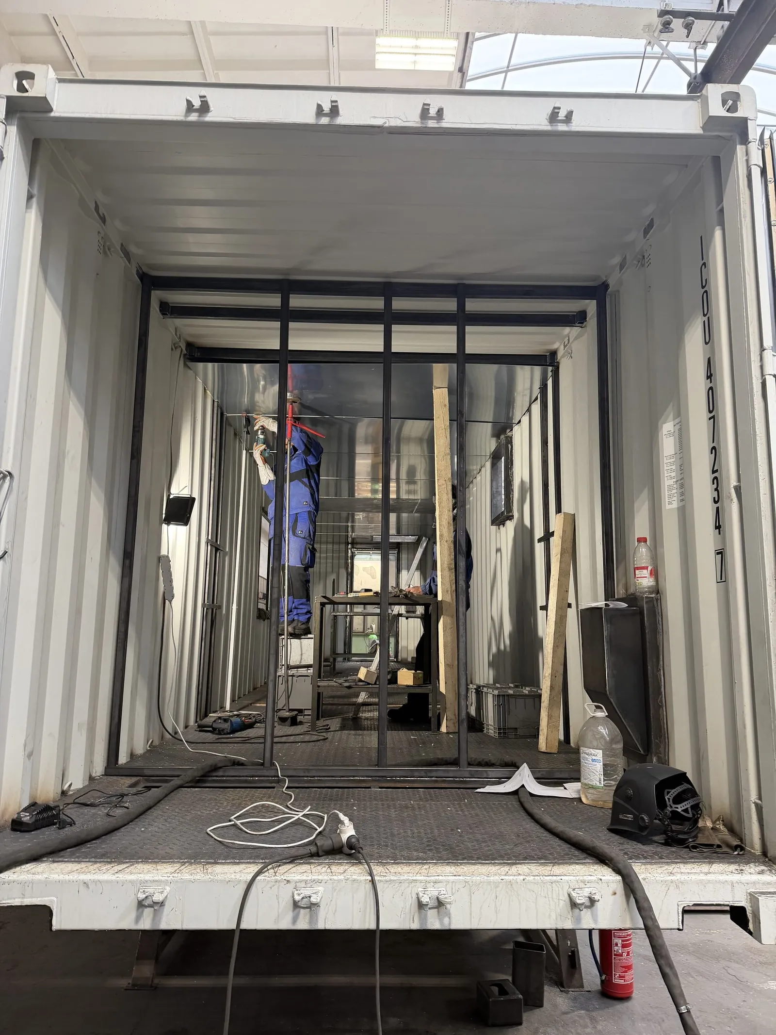 Fertigungsmitarbeiter bei der Arbeit im Inneren eines Moduls im Bau