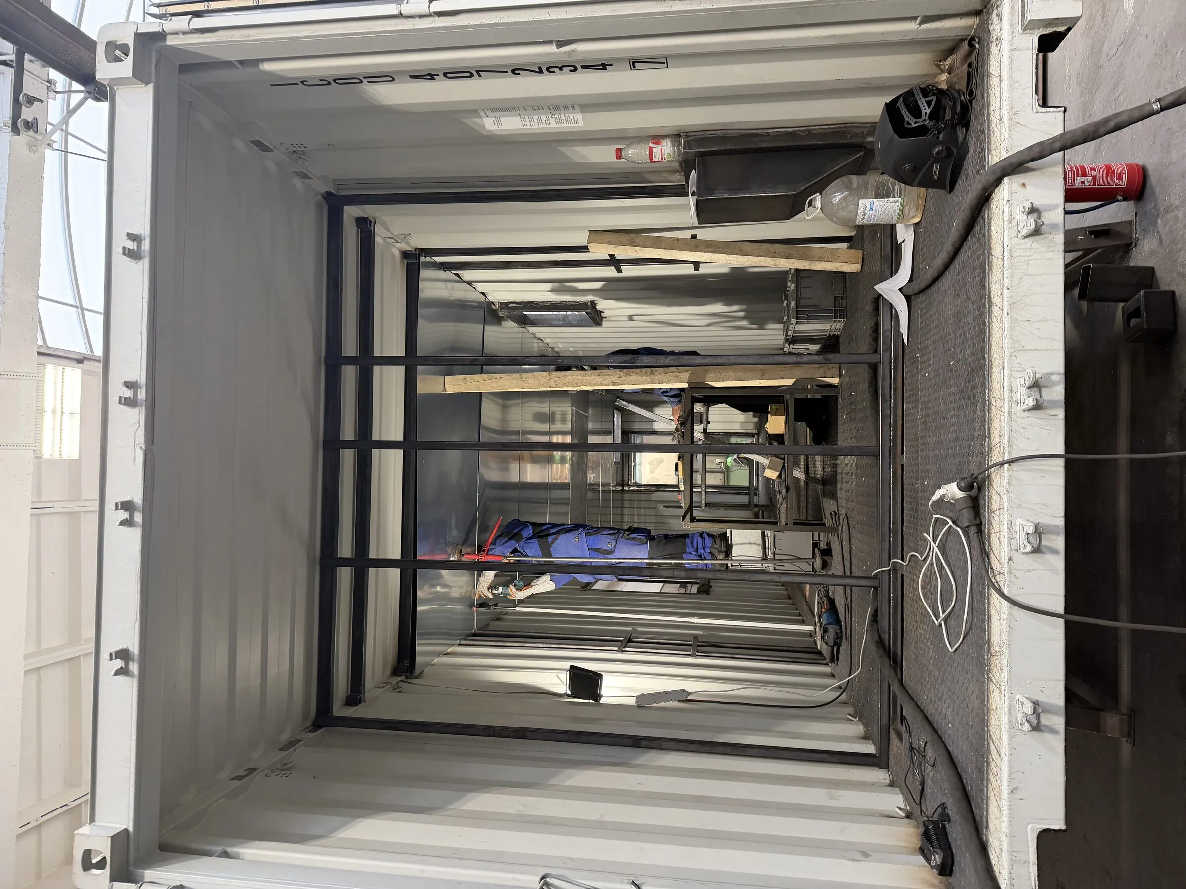 Chaudronnier travaillant à l'intérieur d'un module en construction