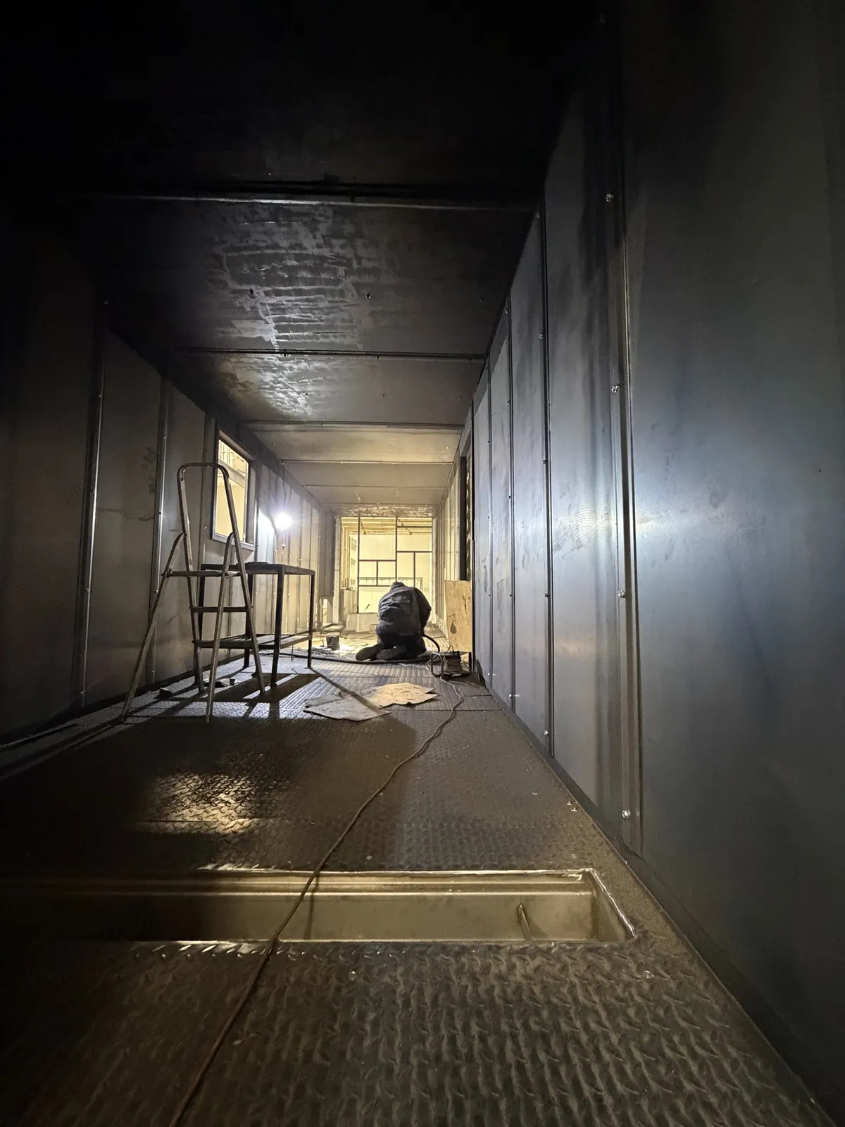 Couloir intérieur noirci de suie d'un conteneur d'entraînement après un brûlage