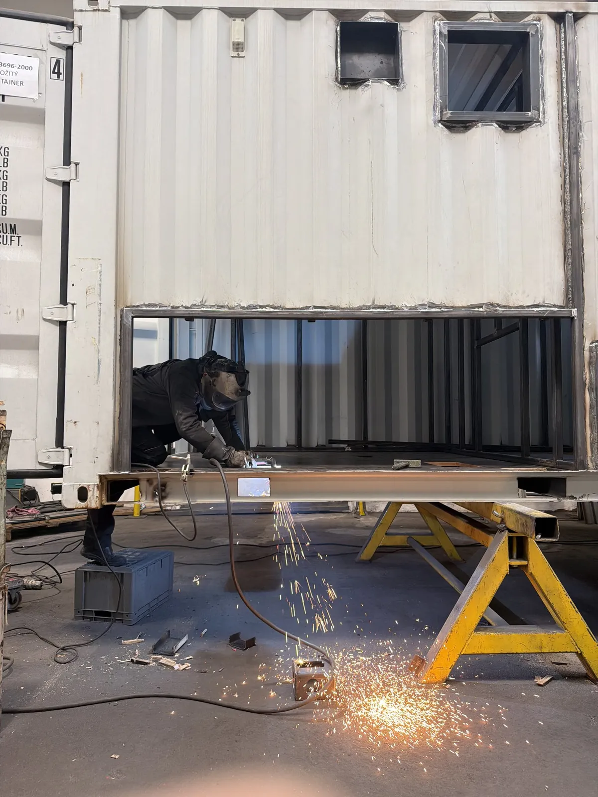 Étincelles de soudage pendant la fabrication d'un conteneur d'entraînement en usine