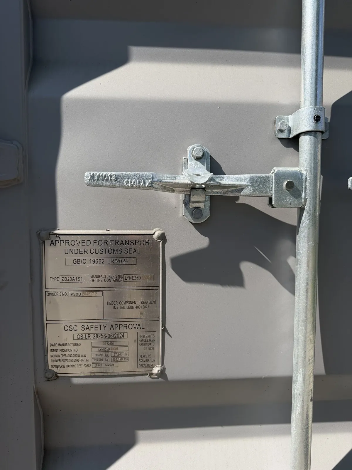 Door lock and CSC plate on a resort container