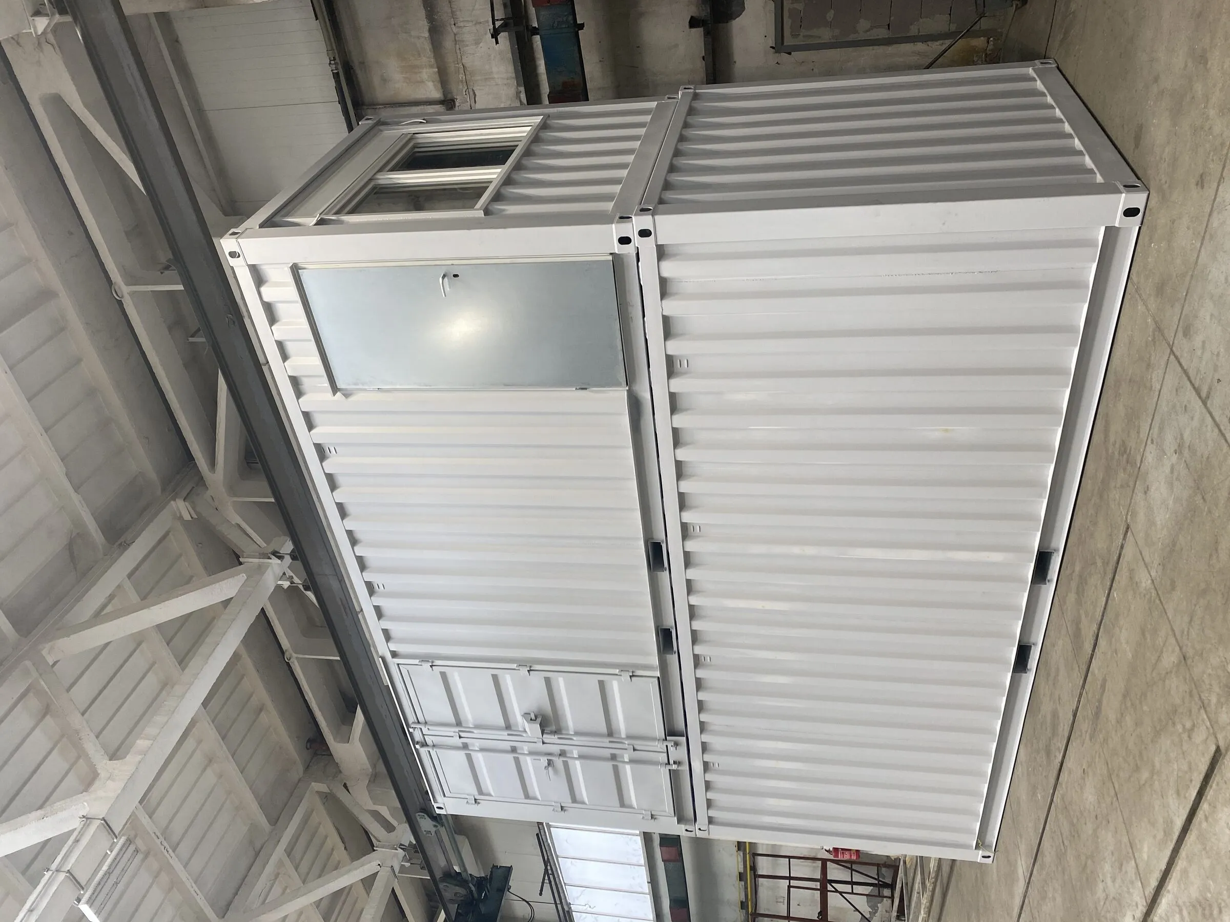 Small office module of the type supplied, in the production hall