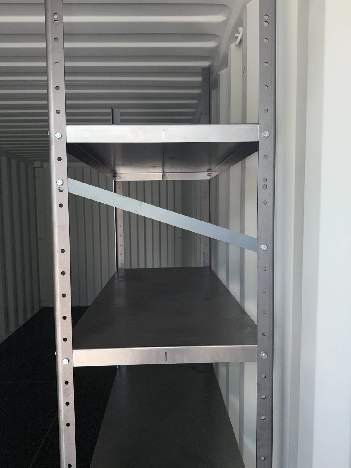 Regaldetail im Inneren eines One-Way-Containers 20 ft