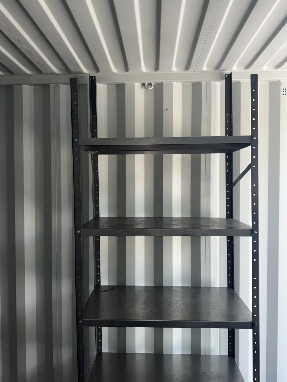 Hohe Regale im Inneren eines One-Way-Containers 20 ft