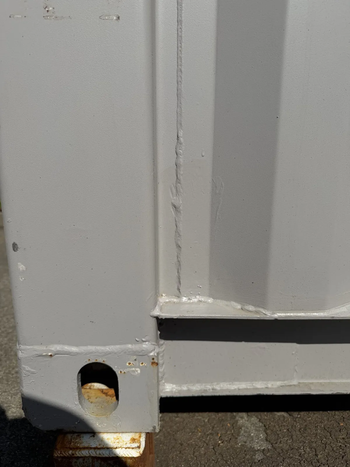 Eckbeschlag nach ISO 1161 an einem grauen Container 20 ft
