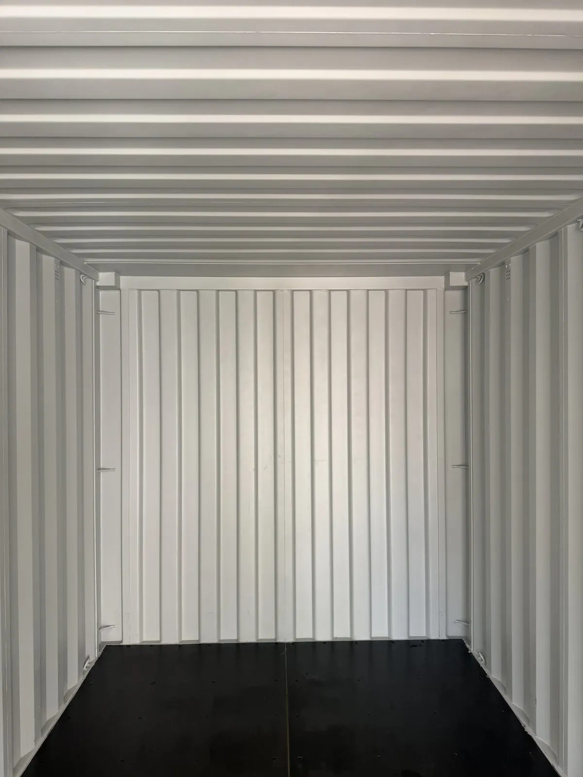 Leerer Innenraum eines grauen One-Way-Containers 20 ft