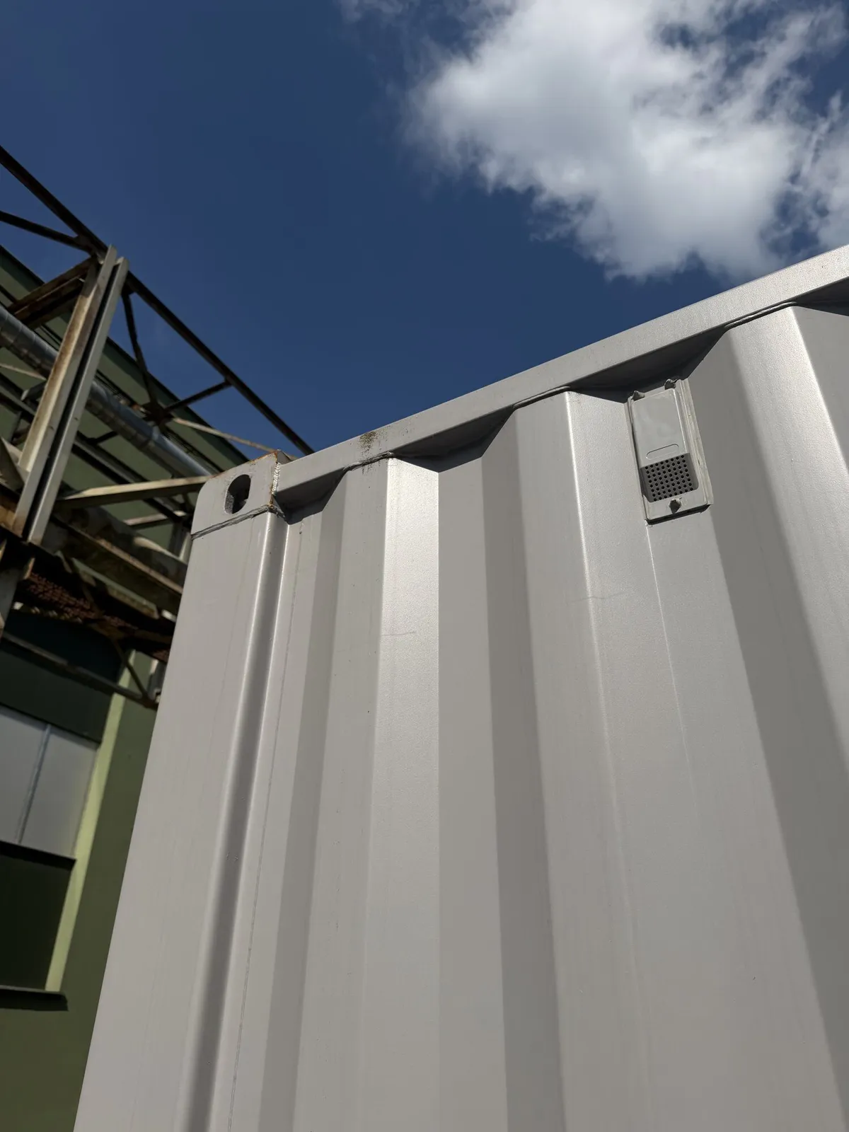 Außeneckdetail eines grauen One-Way-Containers 20 ft