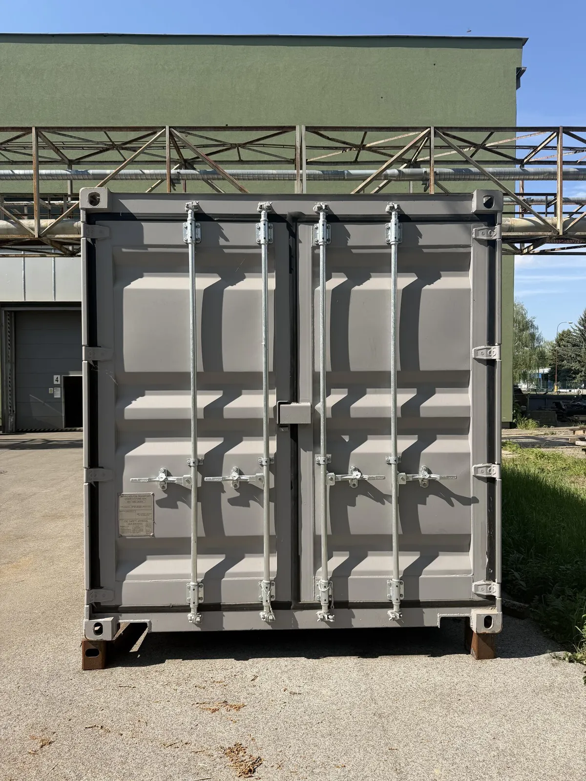 Stirntüren eines grauen One-Way-Containers 20 ft