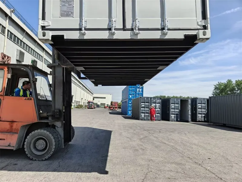 Container 20 ft, an den Staplertaschen angehoben