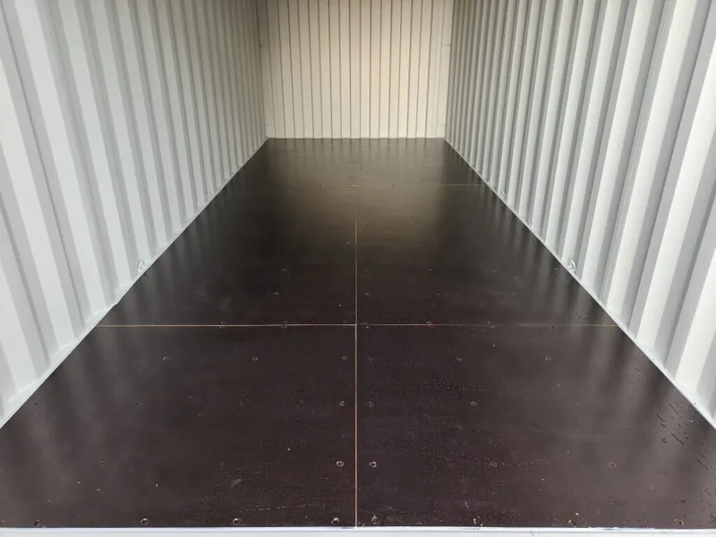 Leerer Innenraum eines grauen One-Way-Containers 20 ft, zweite Ansicht