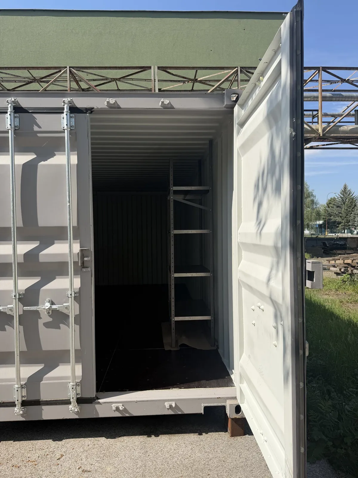 Grauer One-Way-Container 20 ft mit offenen Türen, außen