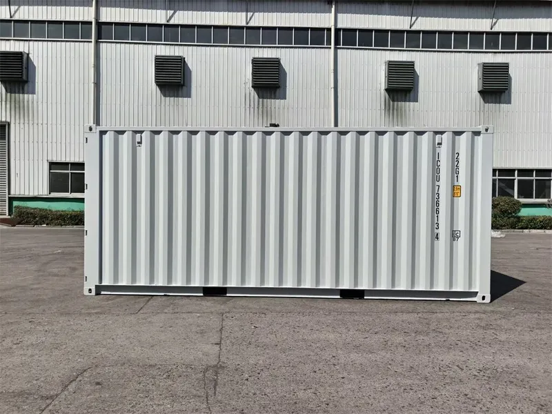 Grauer One-Way-Container 20 ft, Seitenansicht im Freien