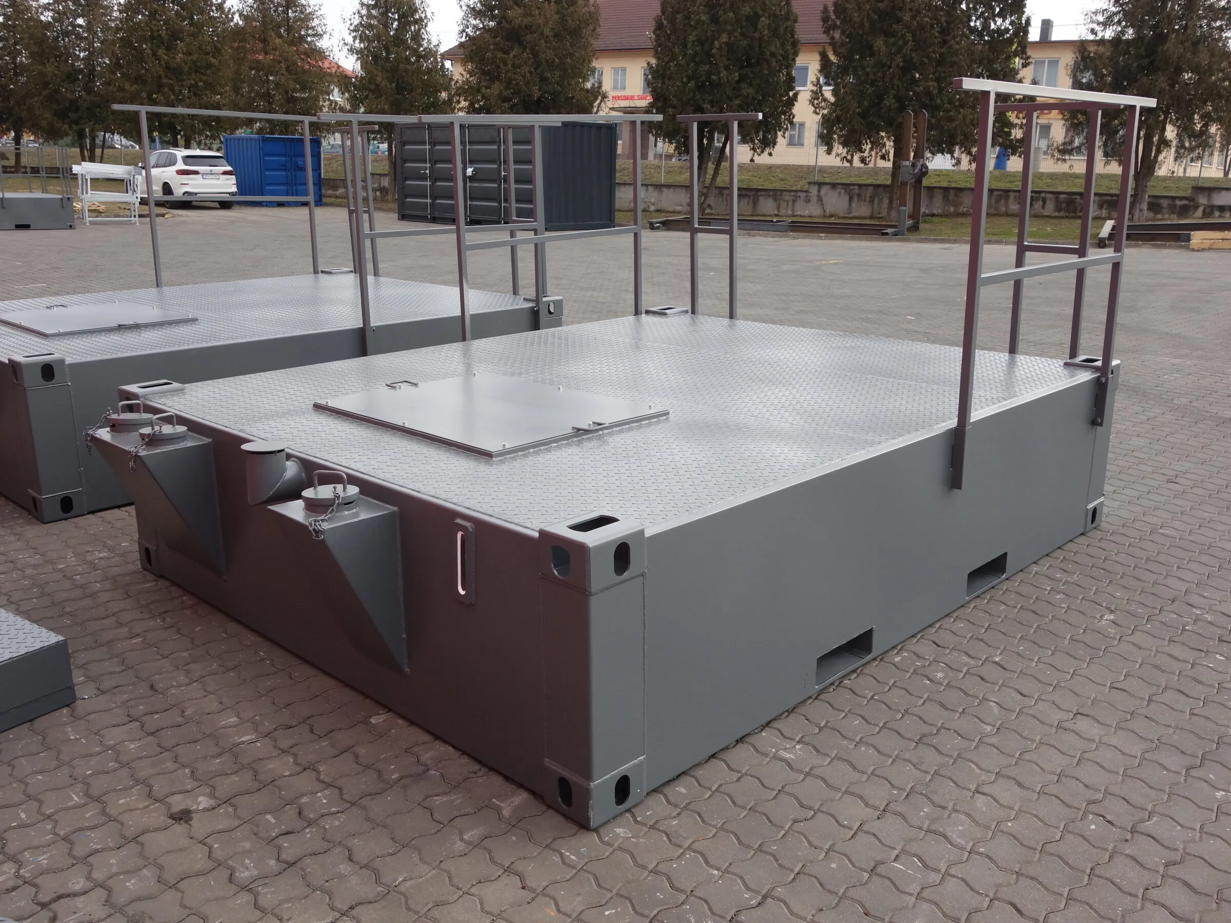 Tankcontainer auf seiner Plattform, im Freien