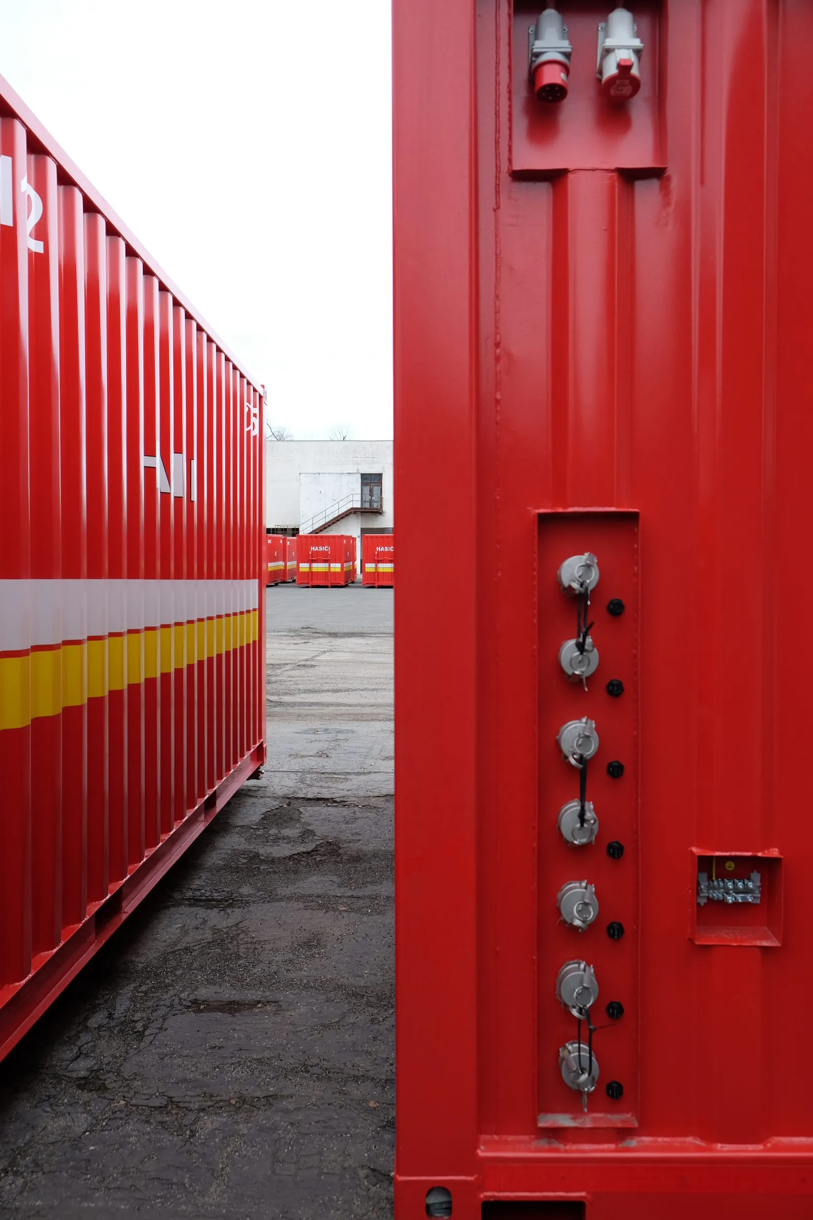 Externes Servicepanel mit Ventilen und Kupplungen