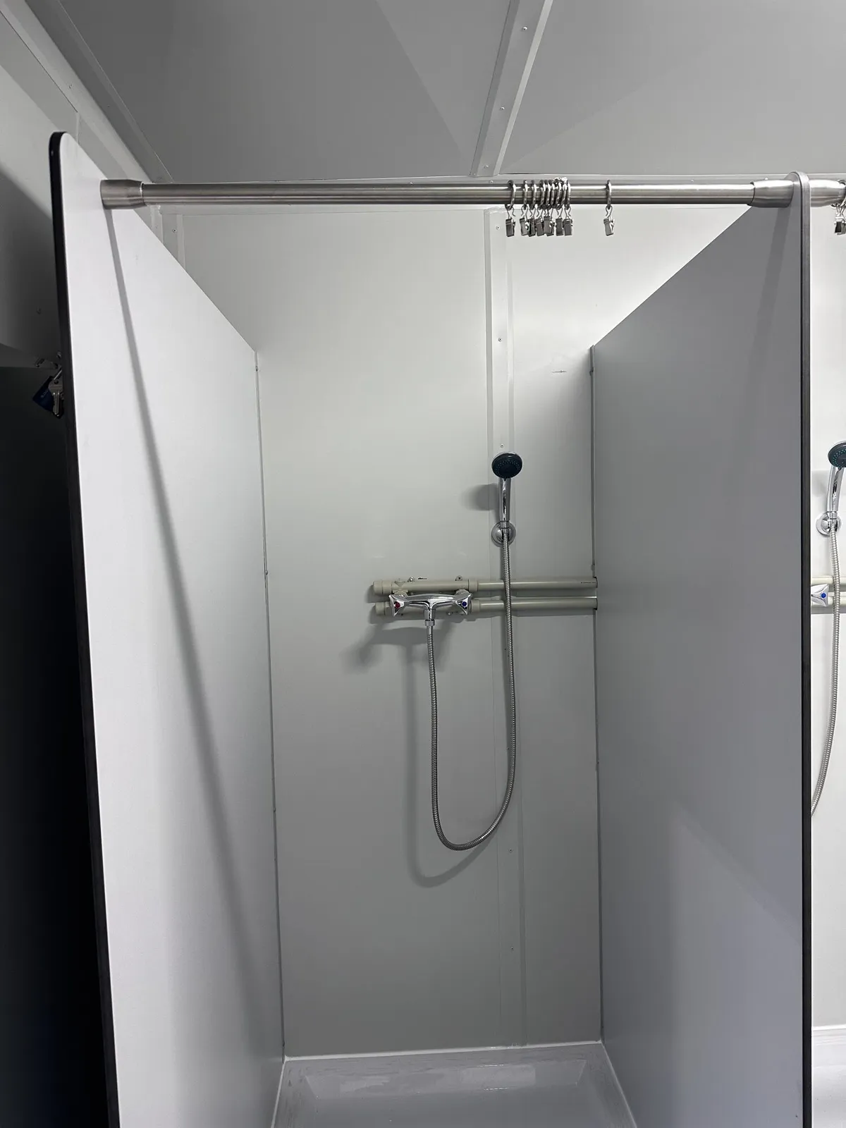 Duschkabinen in einem Sanitärmodul