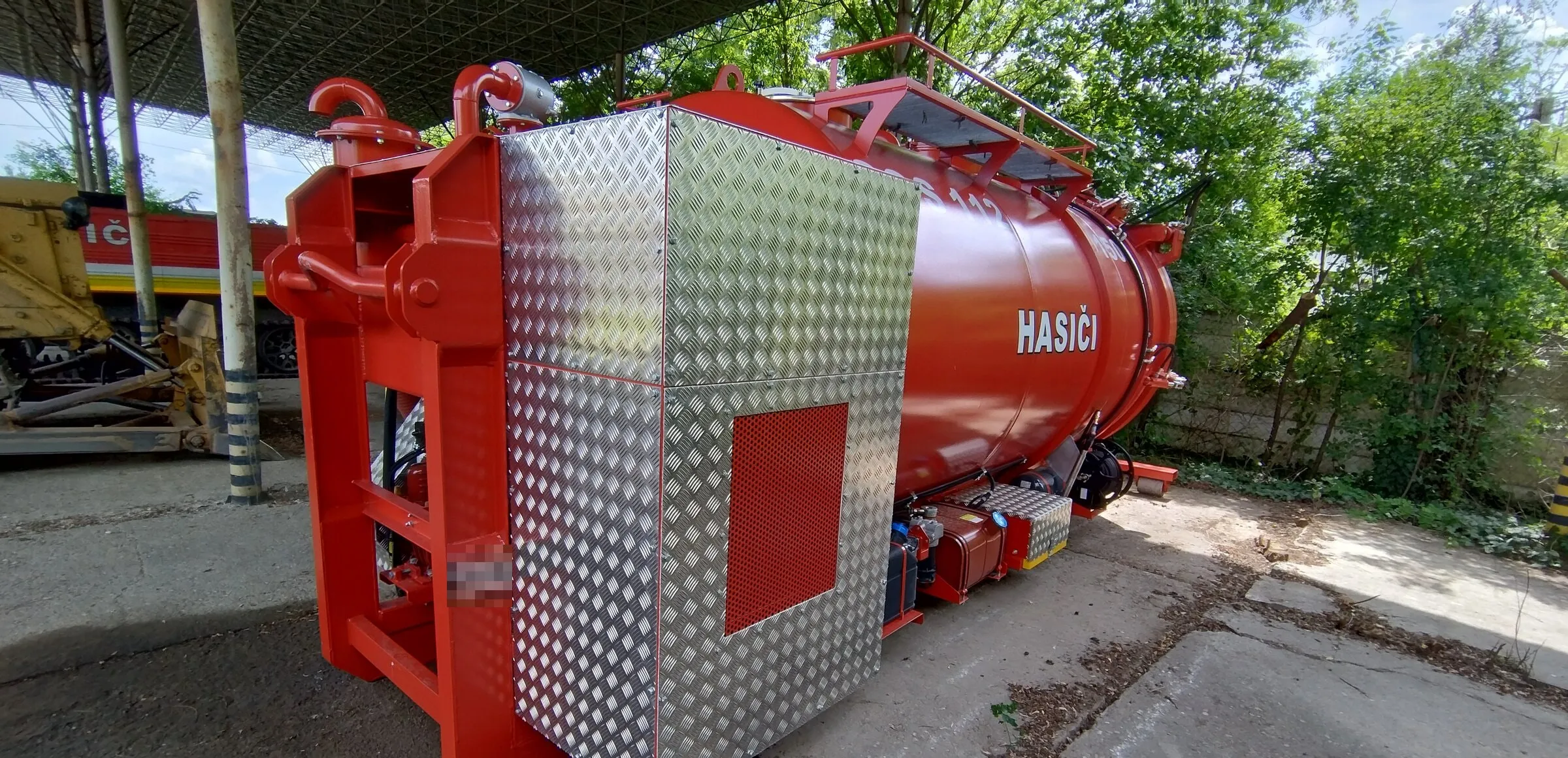 Stirnseite des Tanax Fäkalientanks mit Hakenbügel und aluminiumverkleidetem Antriebsgehäuse