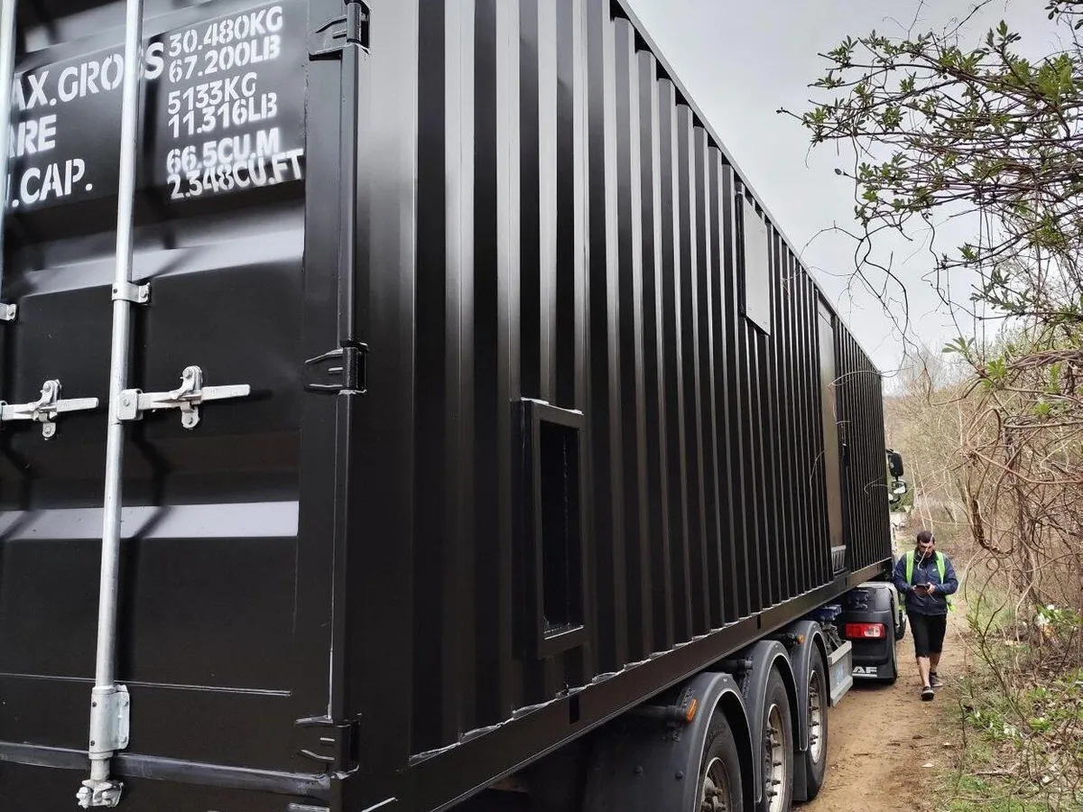 Container auf einem Anhänger verladen für den Straßentransport