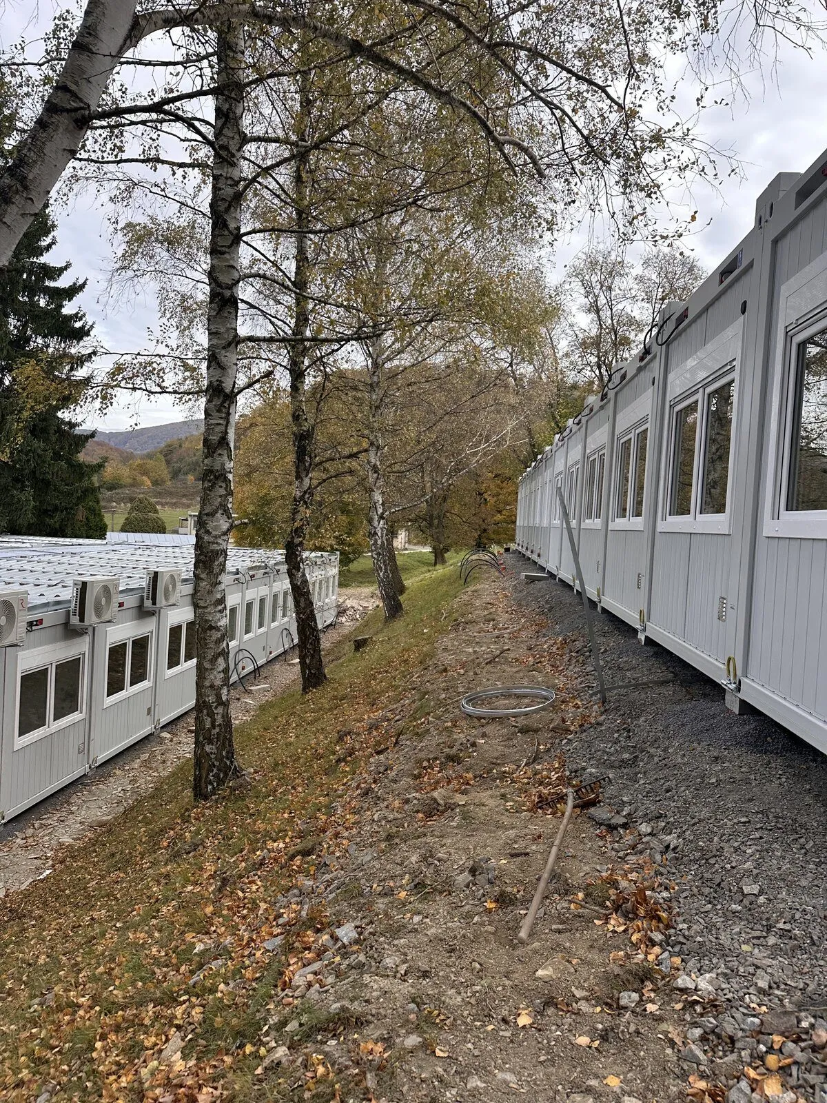 Zweite Reihe weißer Unterkunftsmodule im Freien