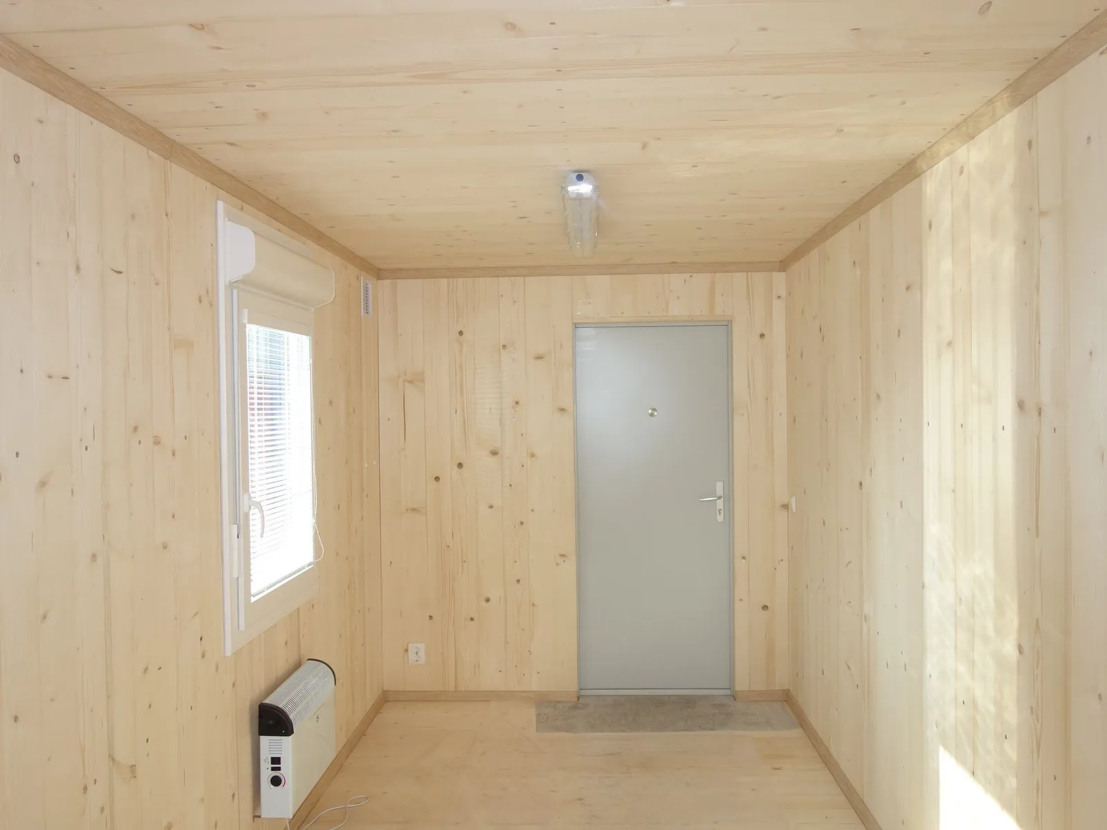 Holzvertäfelter Modulinnenraum mit einem Fenster