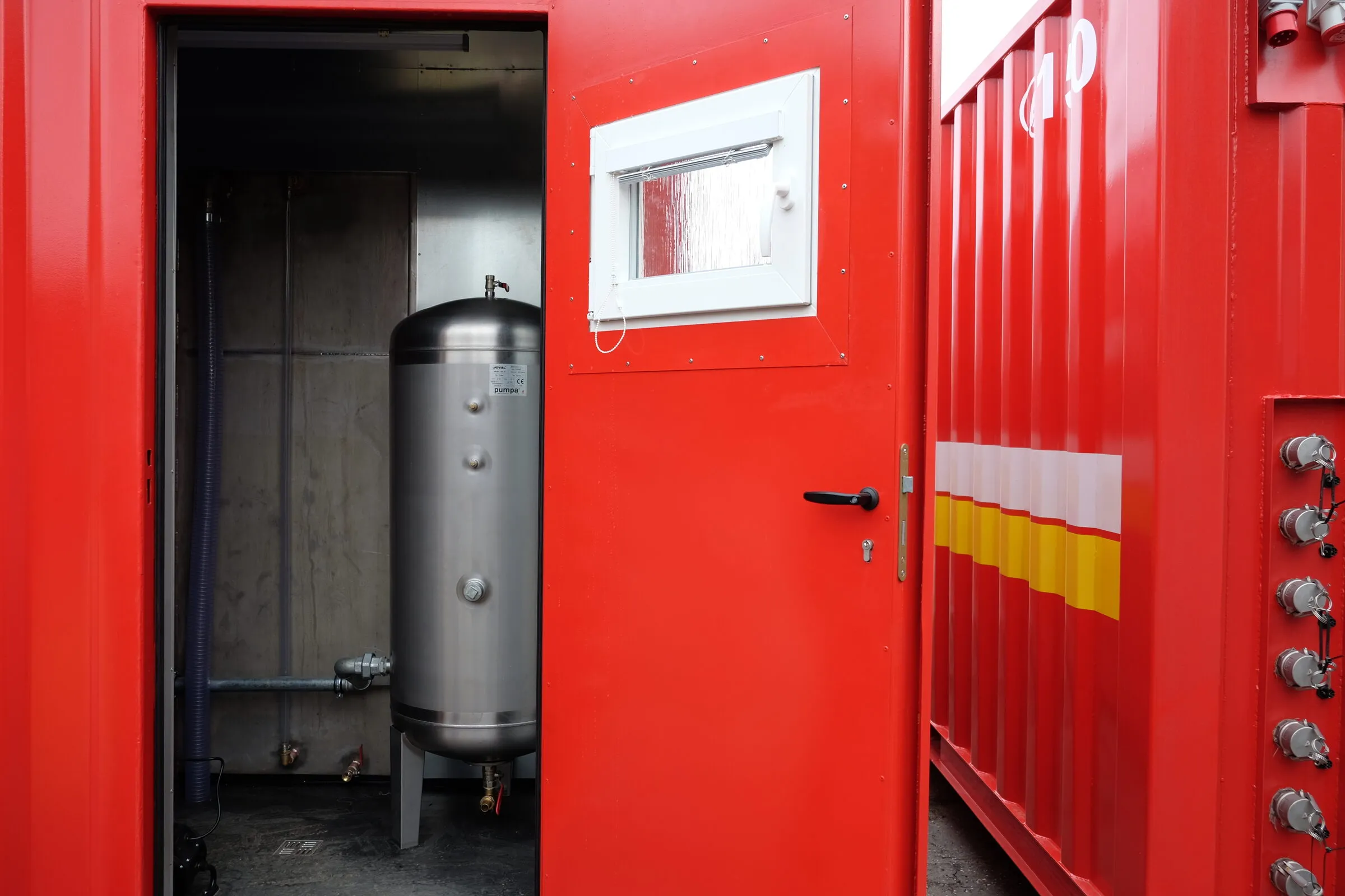 Water tank installation inside a module