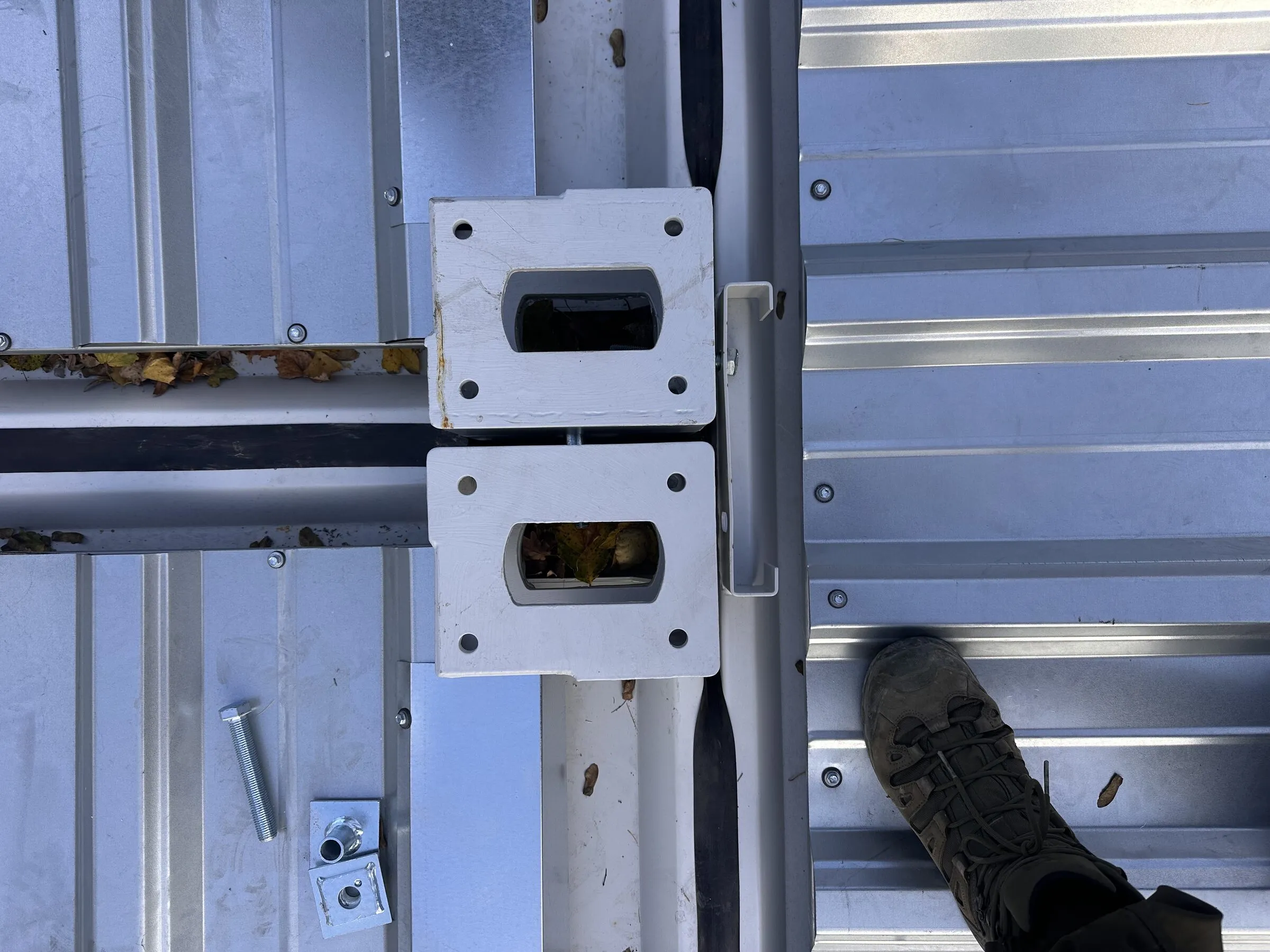 Twist-lock fitting in a corner casting