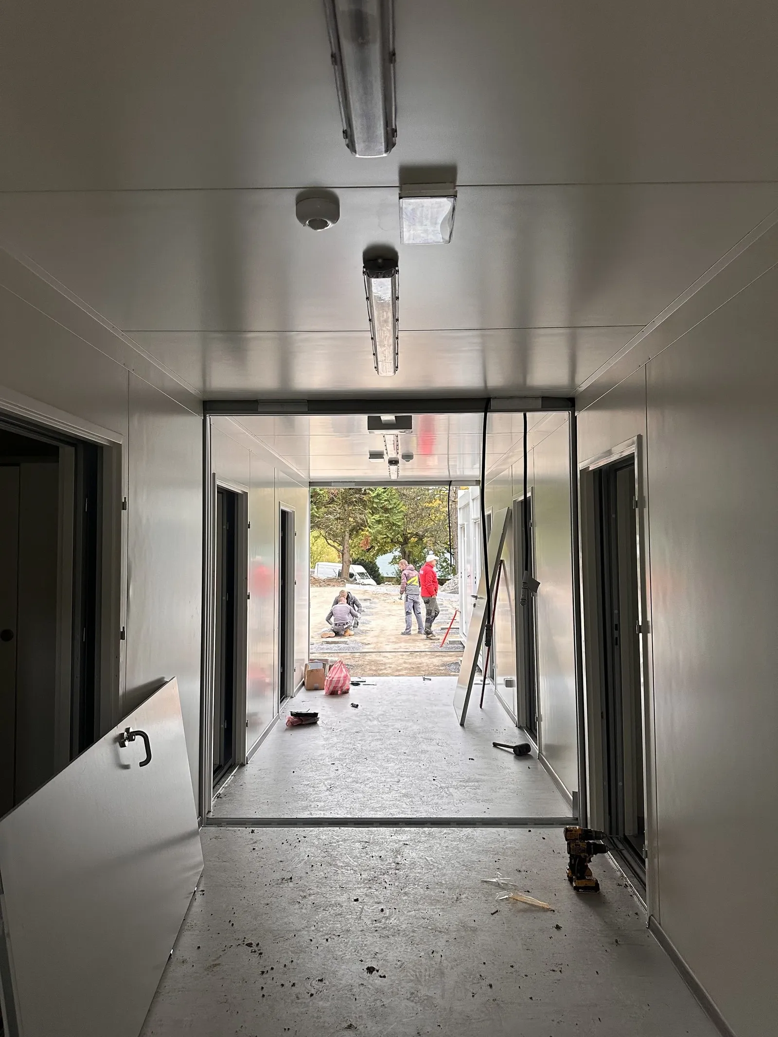 Korridormodul mit Blick auf eine offene Tür während des Baus