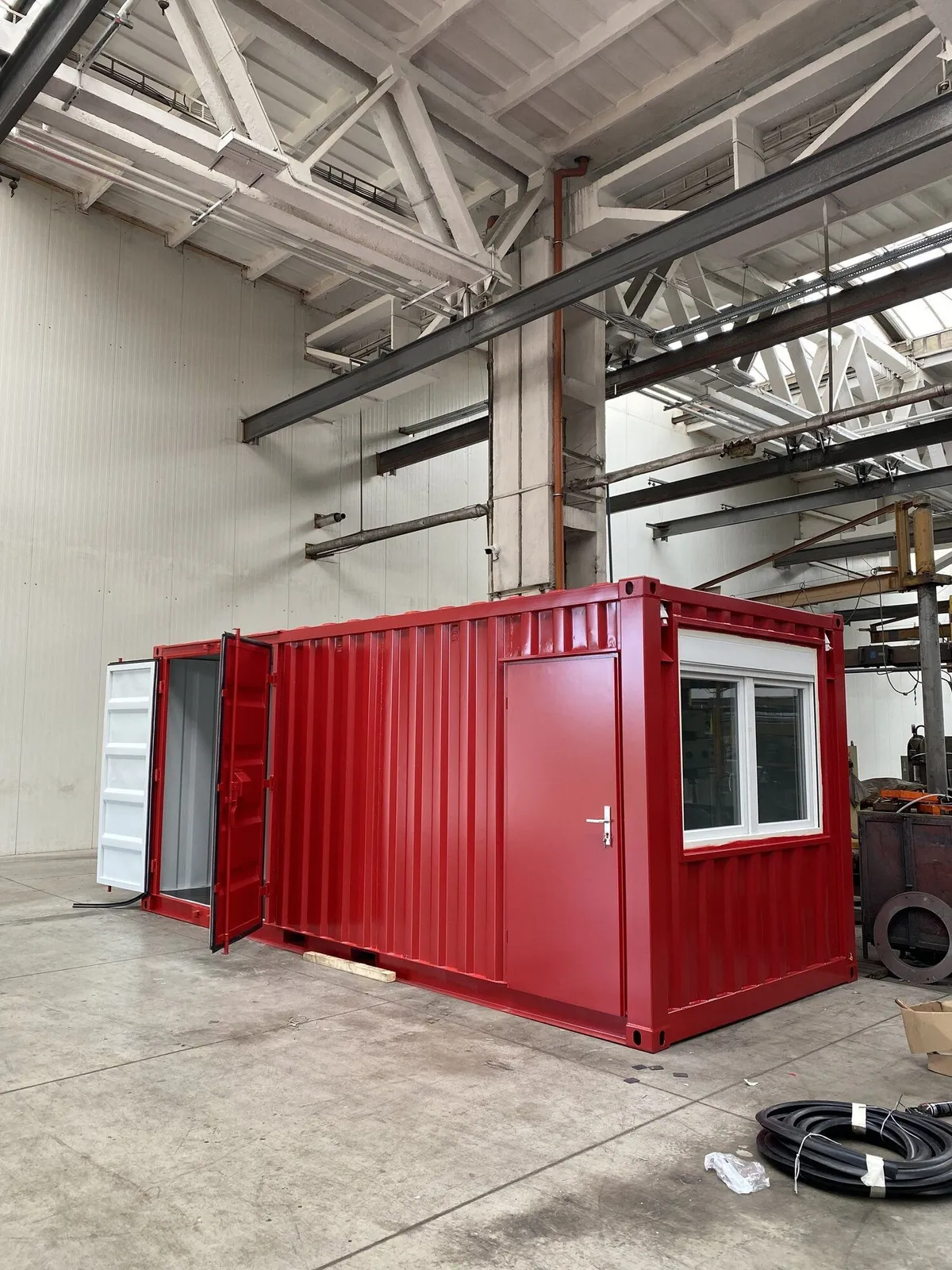 Roter Container in der Fertigung im Werk