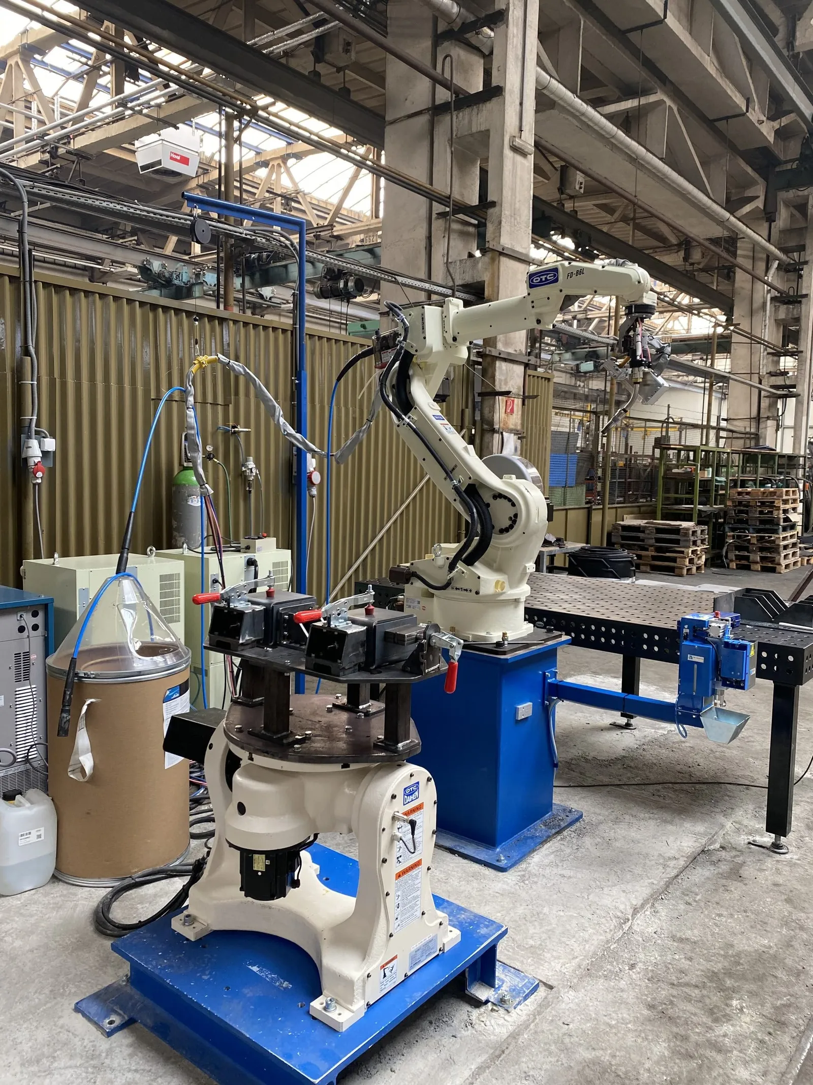 Schweißroboter mit Drahtvorschub und Brenner, blauer Sockel
